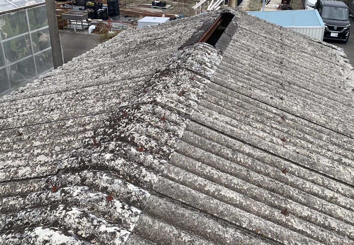 四日市の材料置き場スレート屋根の棟剥がれ