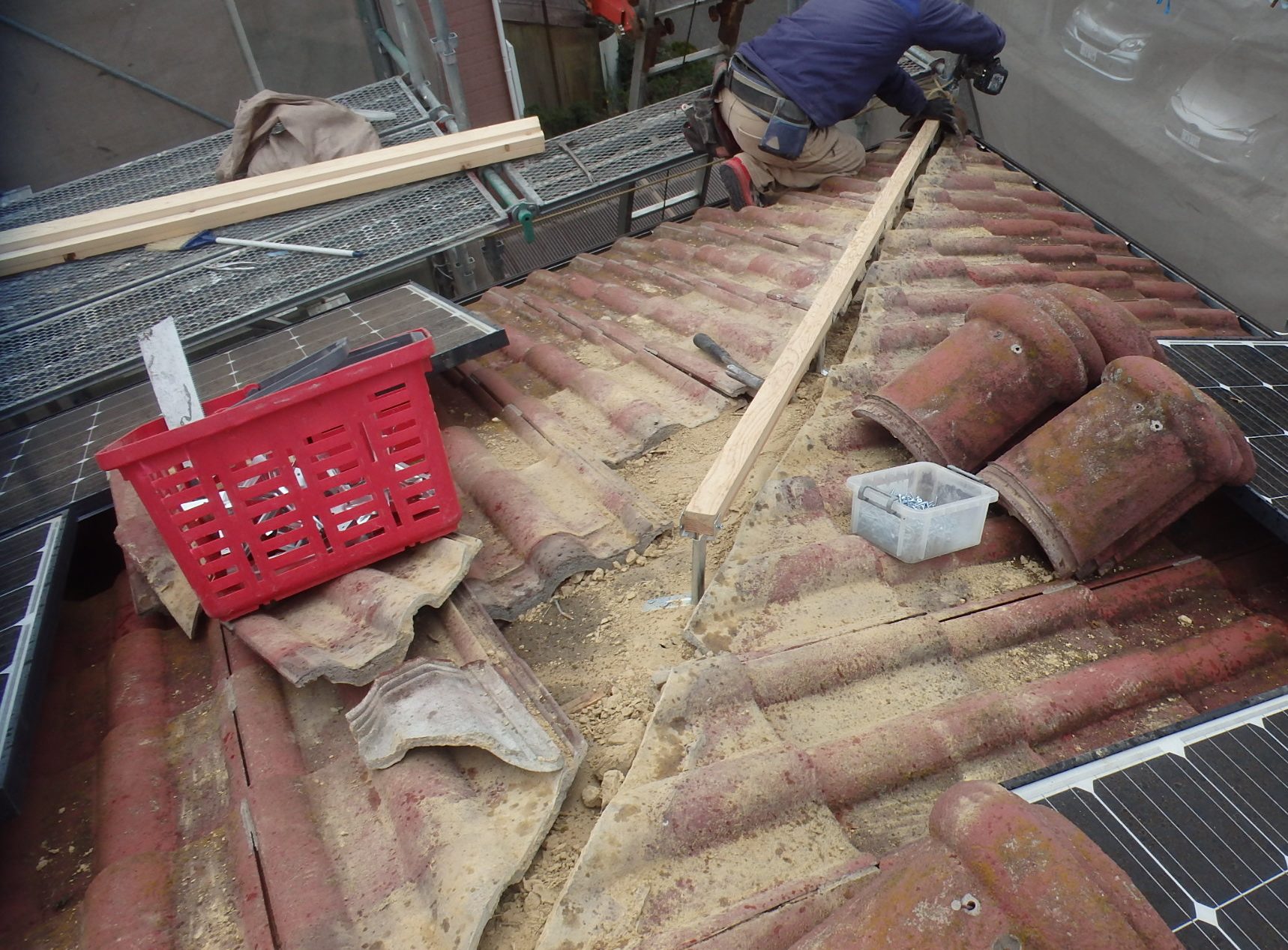 四日市市のモニエル瓦のお宅、棟瓦の取り直し工事で棟瓦の取り付け貫板の設置作業