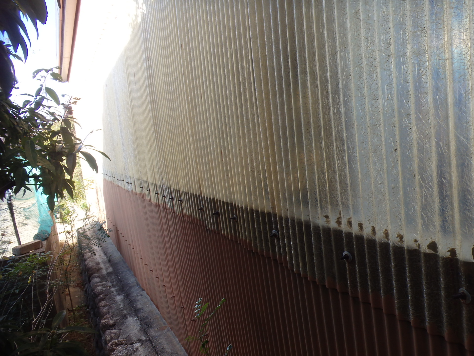 四日市市の古い鉄骨車庫、外壁の波板と明り取り波板