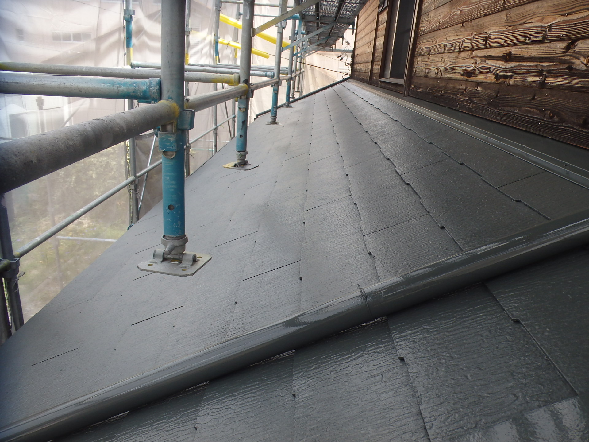 四日市市ログハウスのスレート屋根塗装1階下屋完成