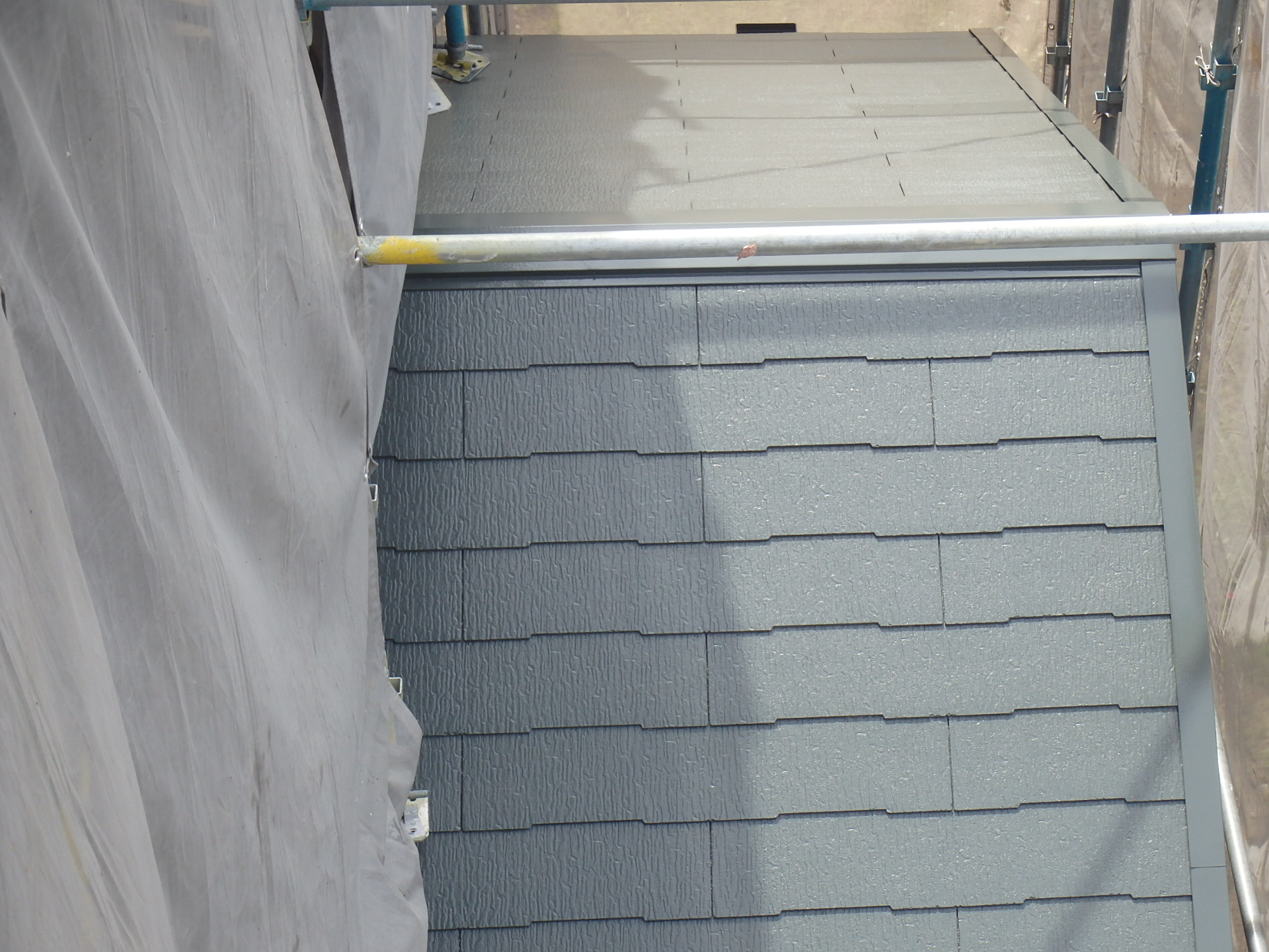 四日市市ログハウスのスレート屋根塗装１階屋根完成