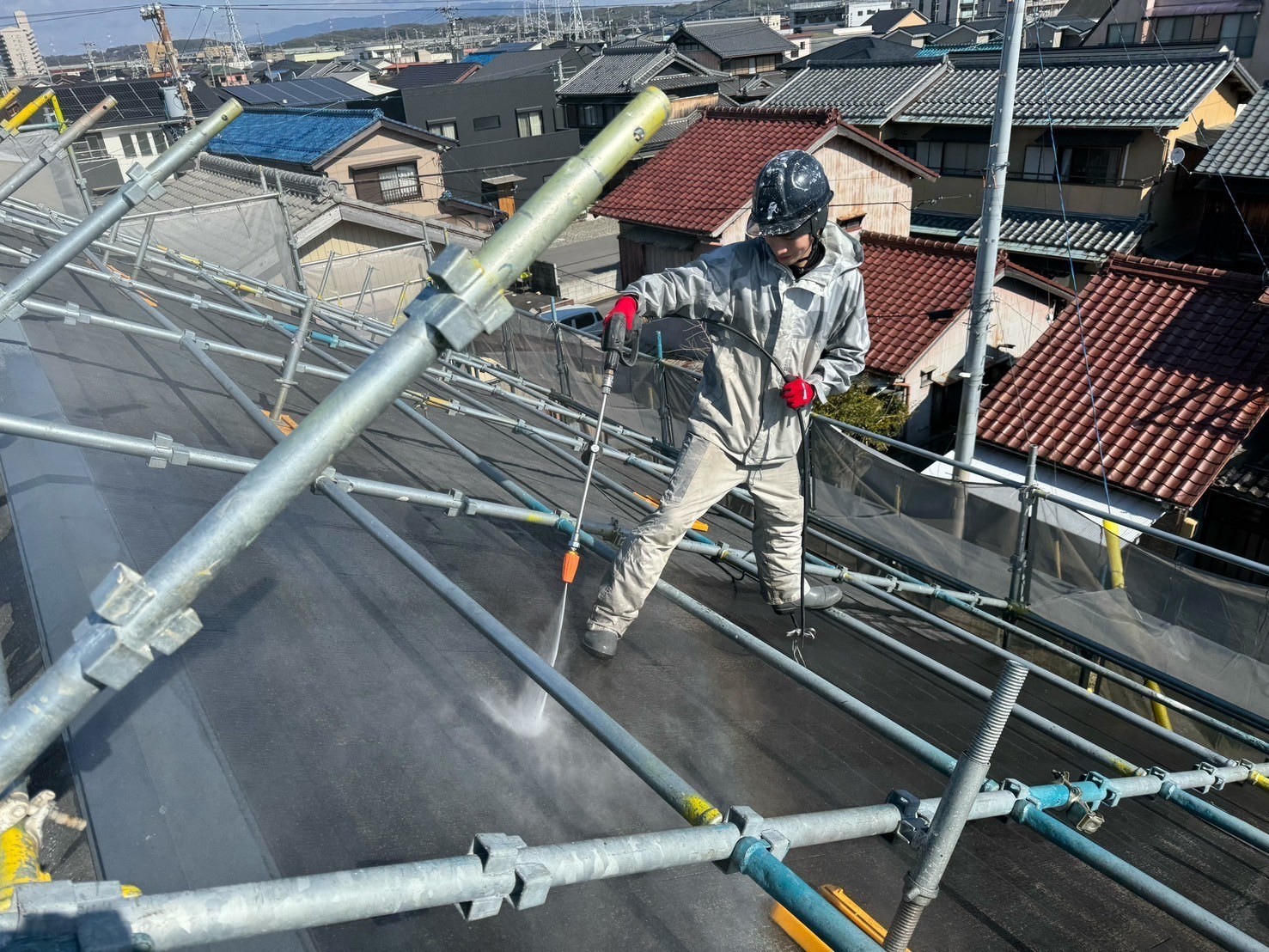 四日市市ログハウスのスレート屋根塗装高圧洗浄作業