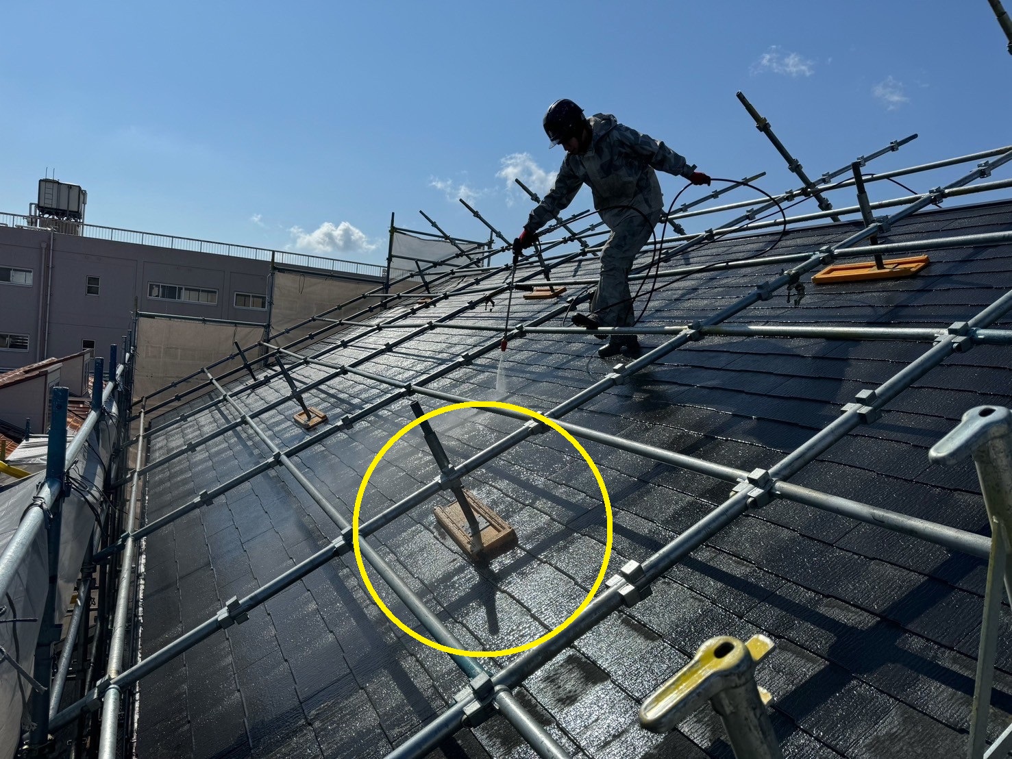 四日市市ログハウスのスレート屋根塗装前に高圧洗浄作業