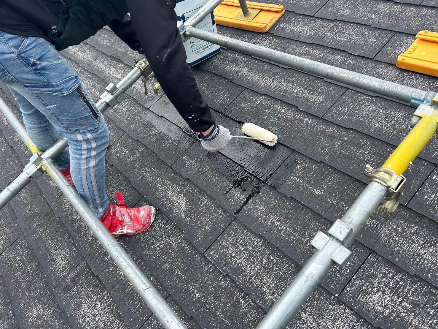 四日市市ログハウスのスレート屋根塗装、下塗り作業