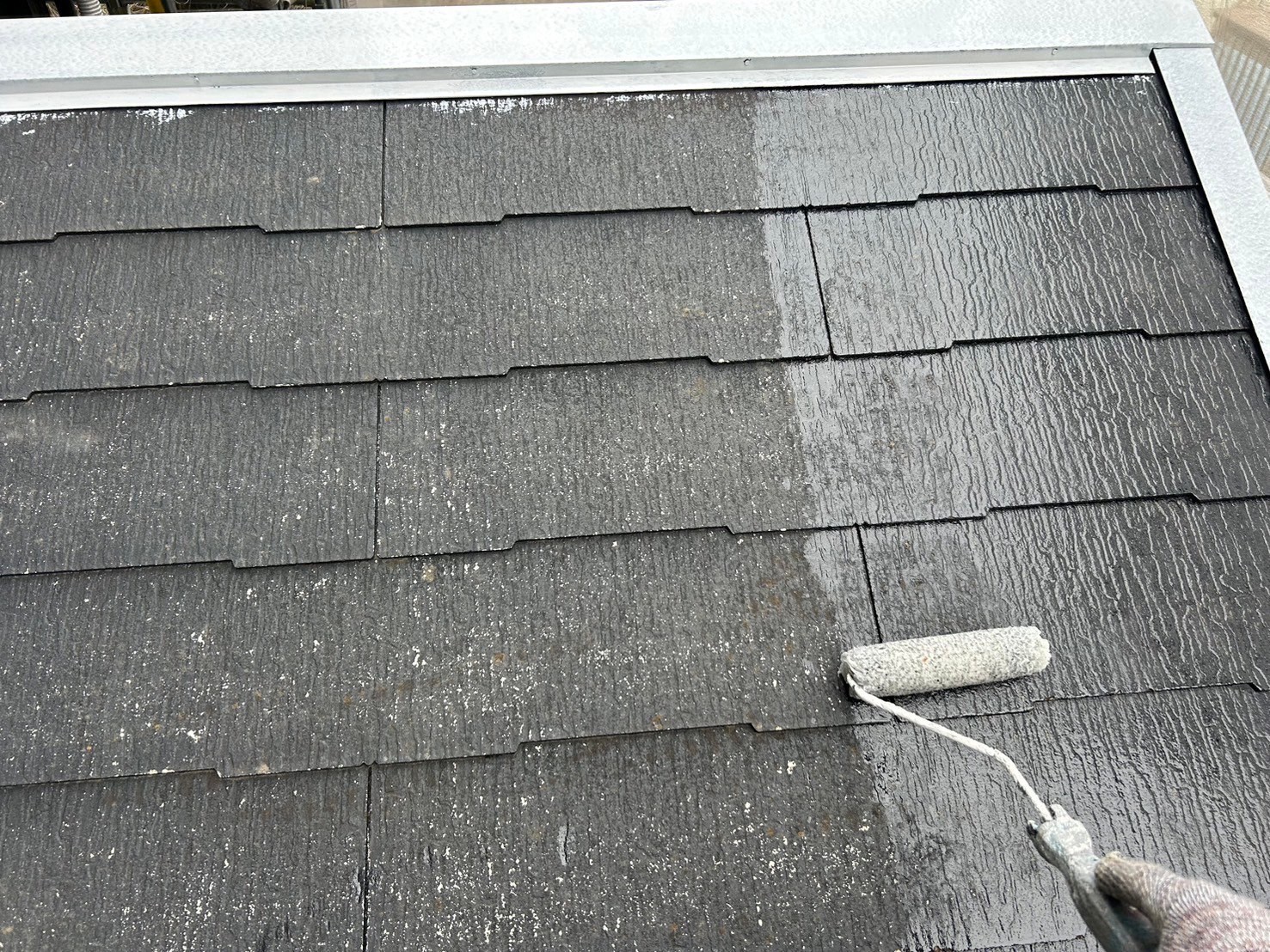 四日市市ログハウスのカラーベスト屋根塗装、下塗り作業