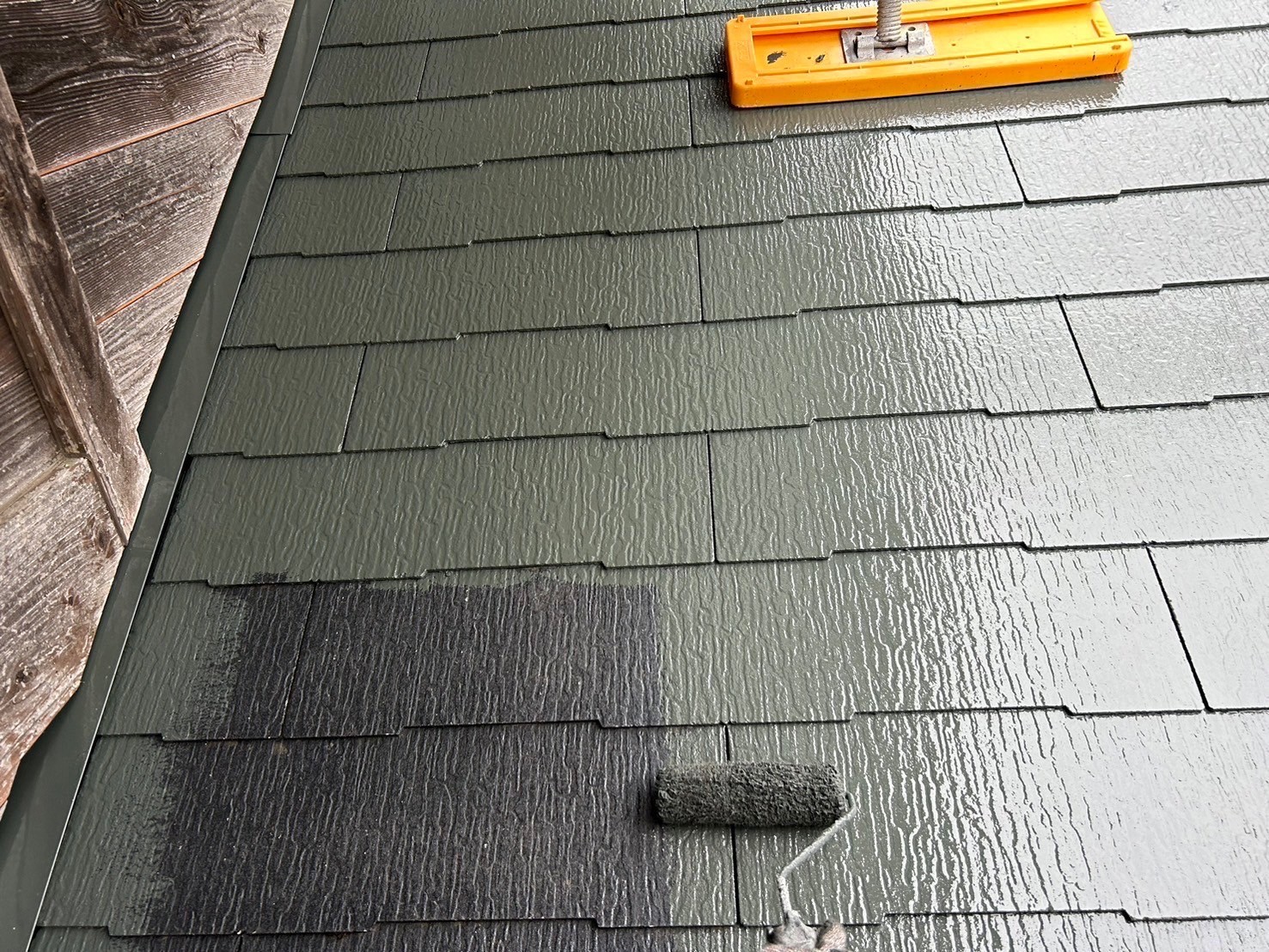 四日市市ログハウスのカラーベスト屋根塗装、中塗り作業
