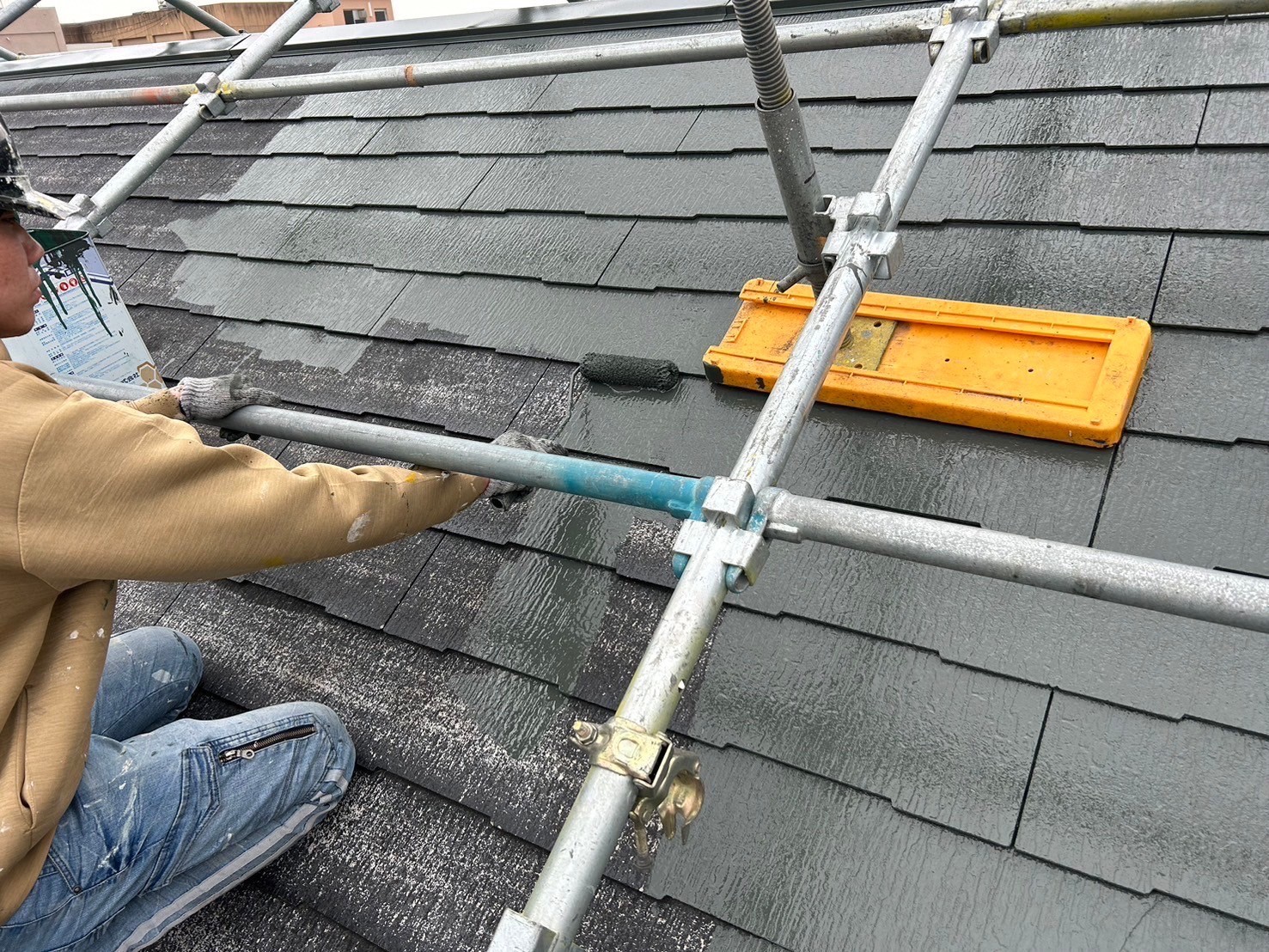 四日市市ログハウスのスレート屋根塗装、中塗り作業