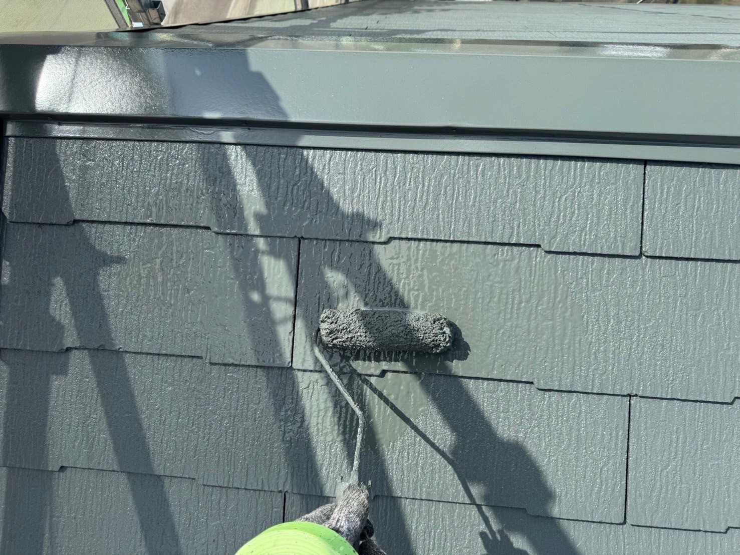四日市市ログハウスのスレート屋根塗装、上塗り作業