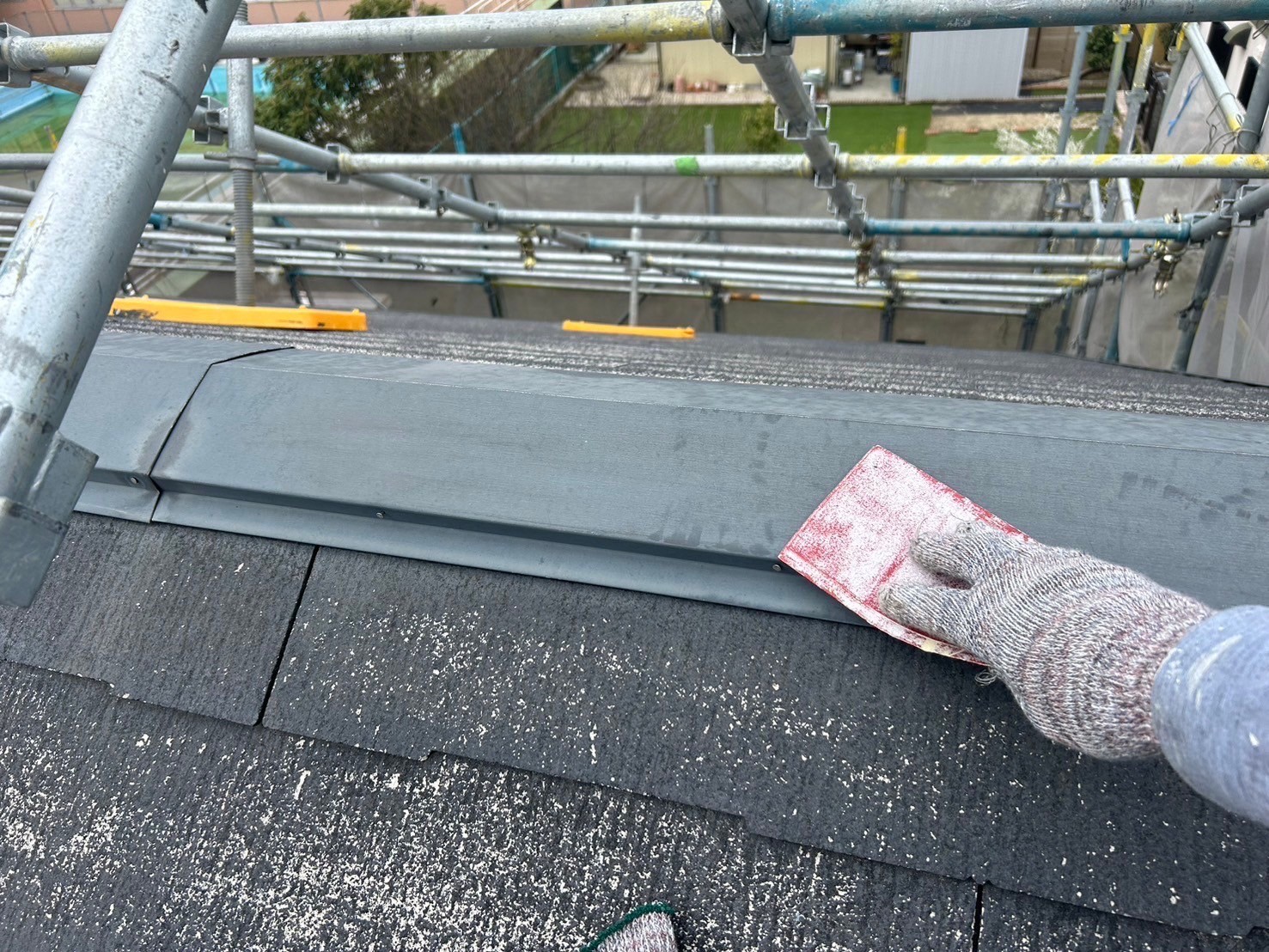 四日市市ログハウスのスレート屋根、棟板金の塗装、ケレン作業