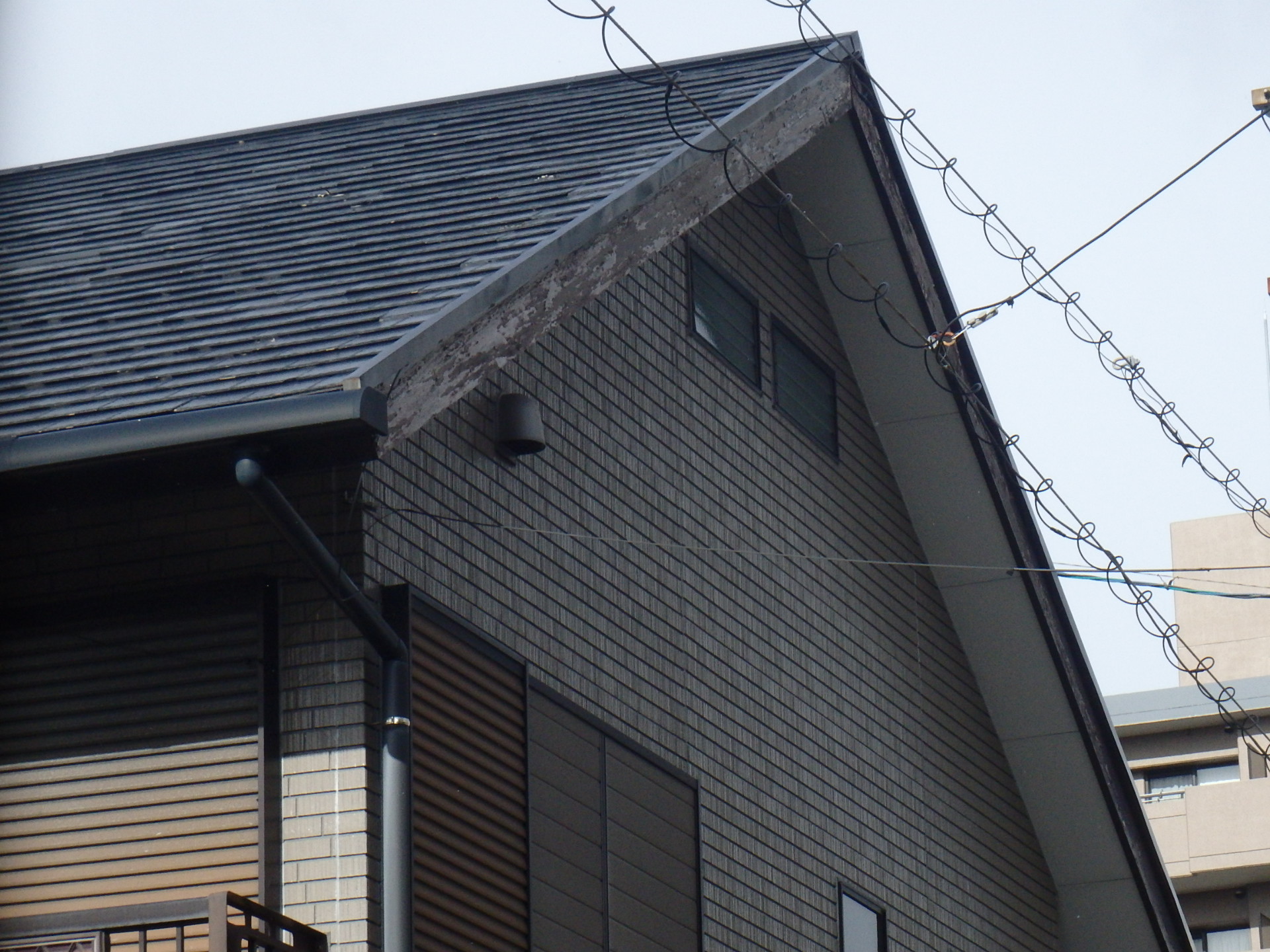 四日市市の屋根材フルセラムと破風板劣化