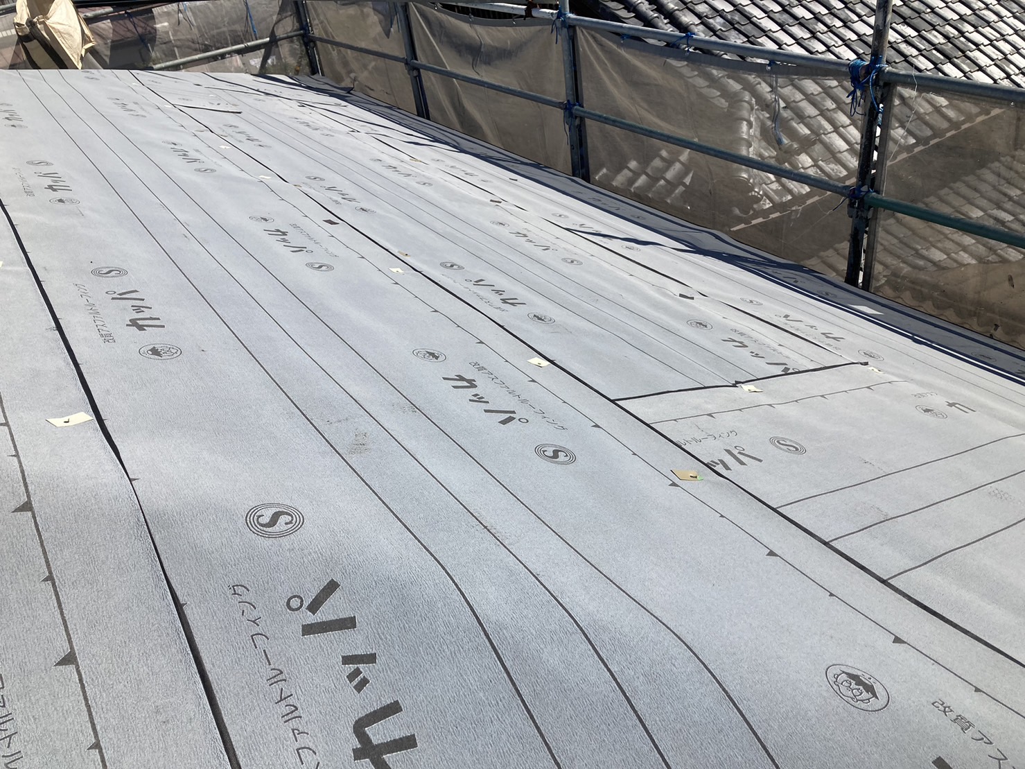 鈴鹿市クボタアーバニー屋根材カバー工法、防水紙張り作業完了
