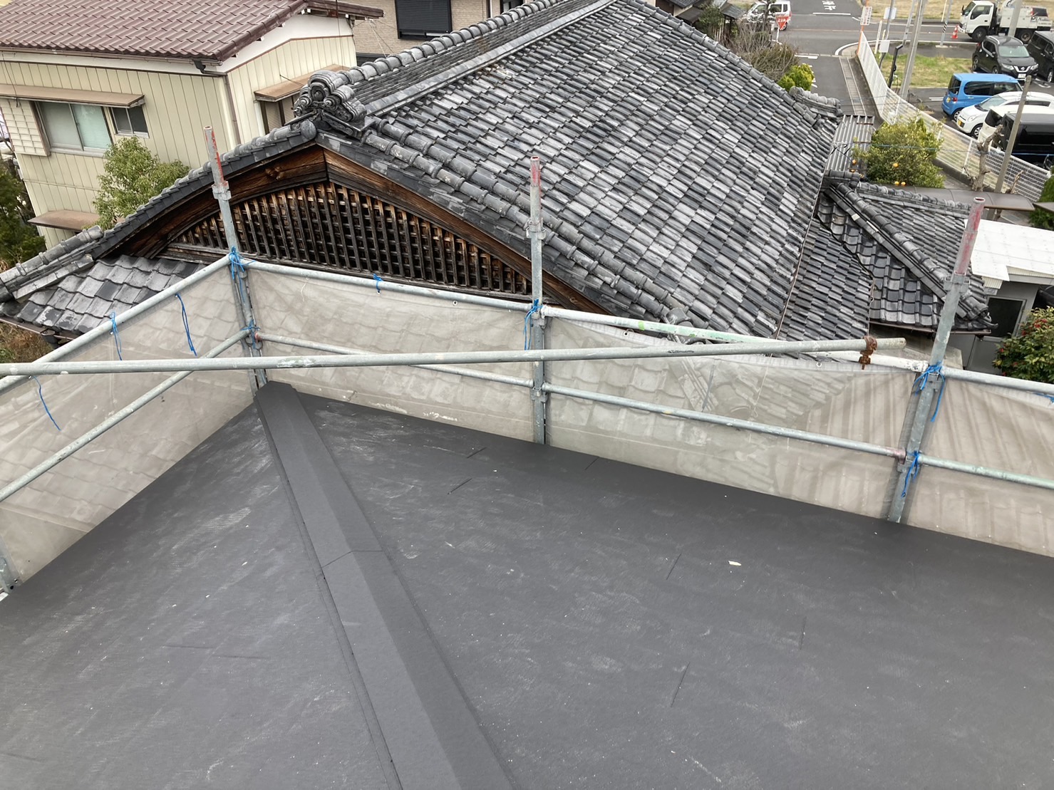 鈴鹿市クボタアーバニーの屋根材、カバー工法、棟板金取付け完工