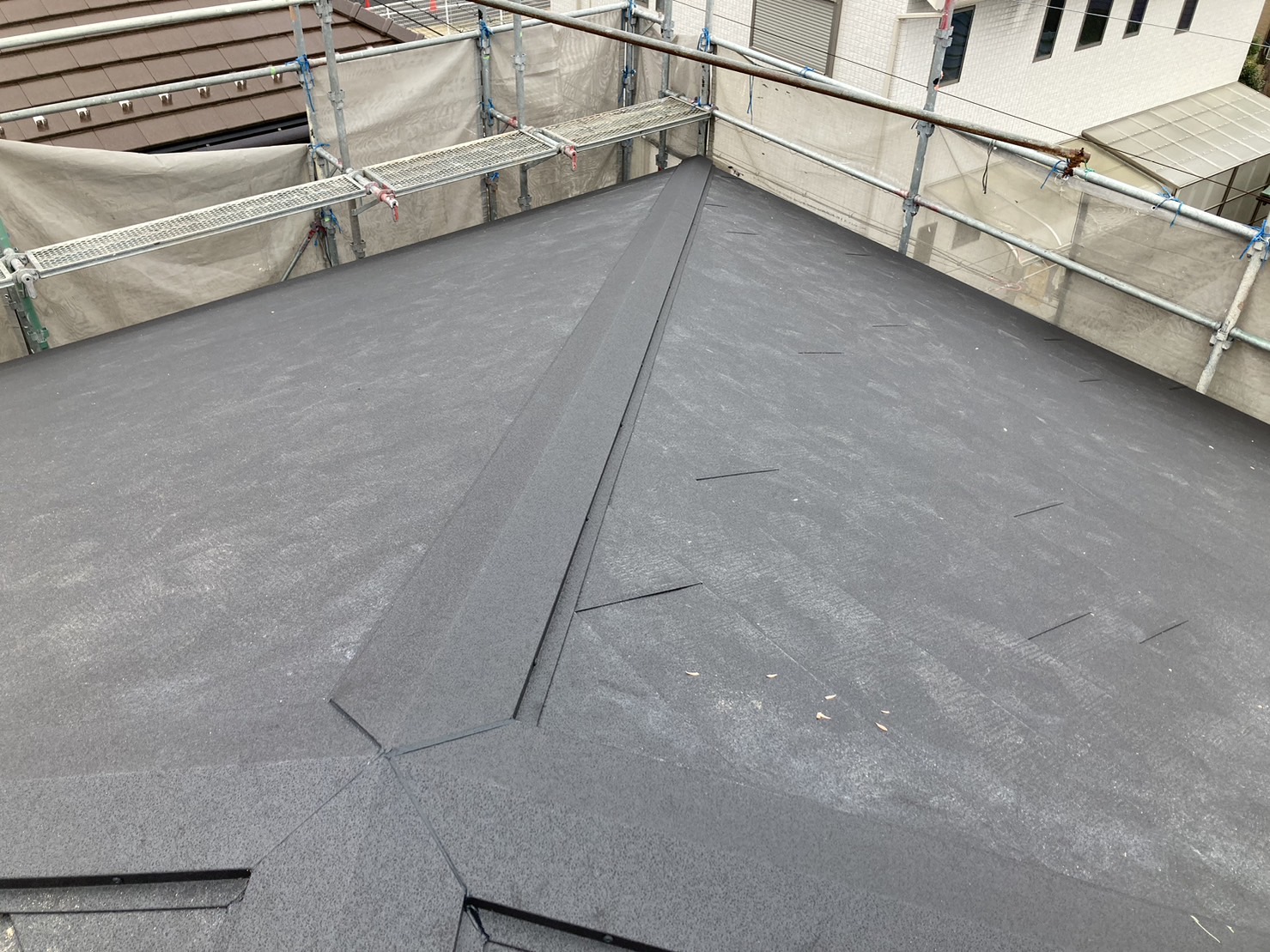 鈴鹿市クボタアーバニーの屋根材、カバー工法(スーパーガルテクト)完工
