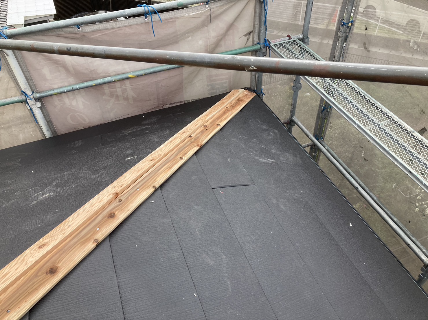 鈴鹿市クボタアーバニー屋根材のカバー工法、棟板金取付け前の貫板取付け