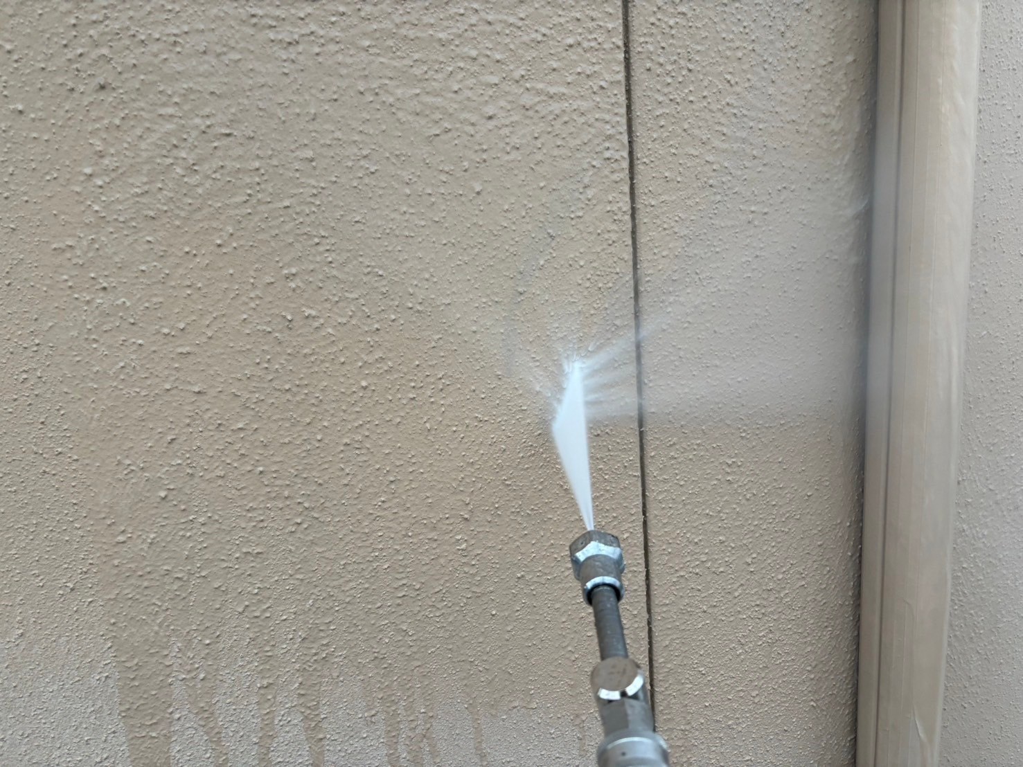 鈴鹿市の外壁塗り替え作業、高圧洗浄の作業状況