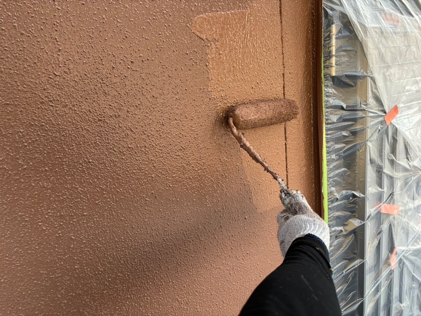 鈴鹿市の外壁塗り替え作業、三回目の上塗り塗装状況