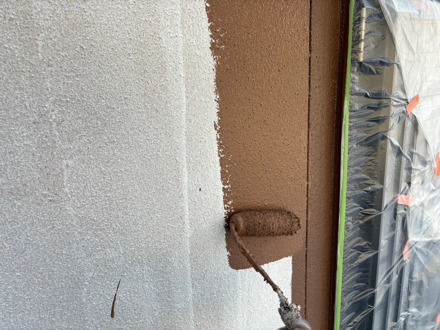 鈴鹿市の外壁塗り替え作業、二回目の中塗り塗装作業状況