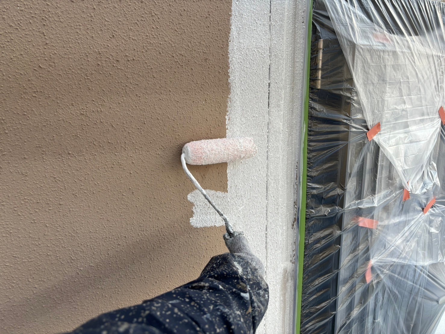 鈴鹿市の外壁塗り替え作業、一回目の下塗り塗装作業状況2