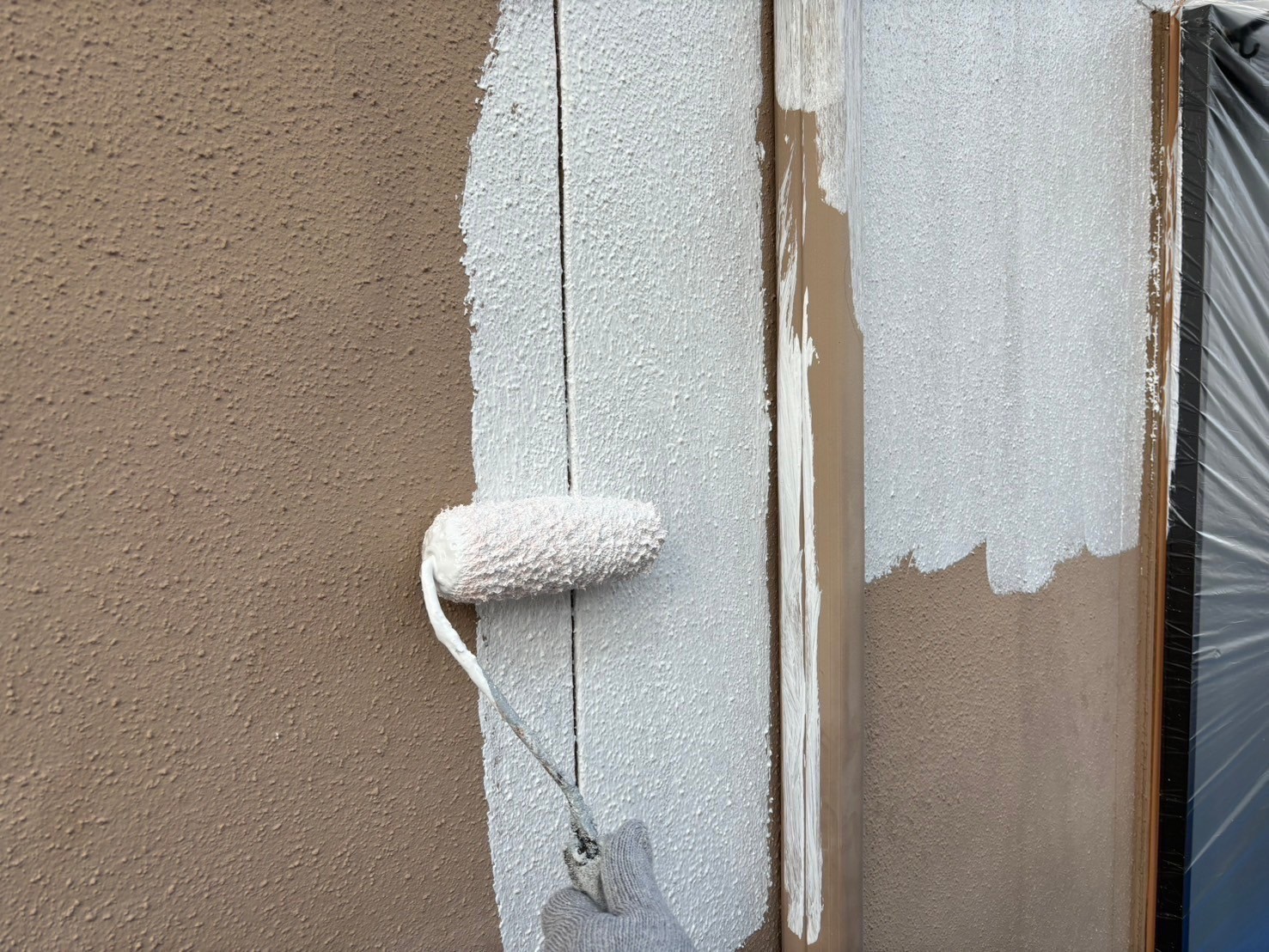 鈴鹿市の外壁塗り替え作業、一回目の下塗り塗装作業状況