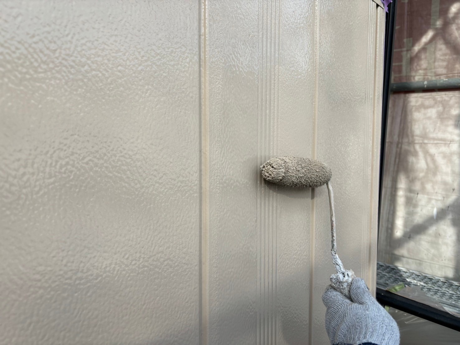 鈴鹿市の外壁塗り替え作業、雨戸上塗り塗装状況