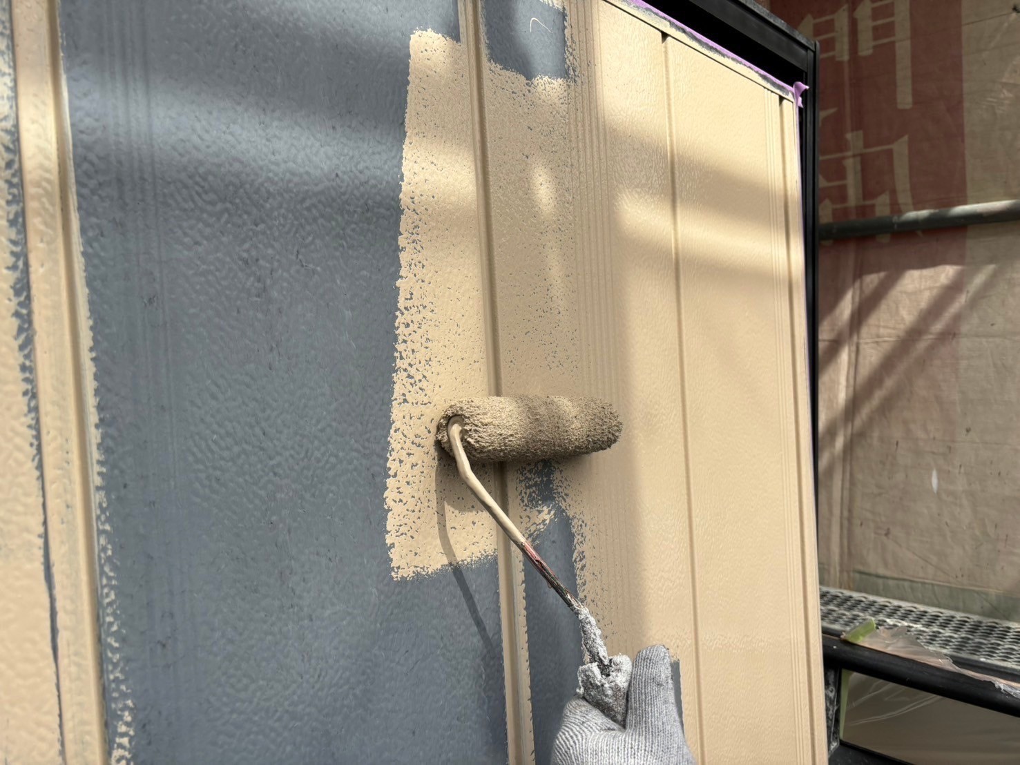 鈴鹿市の外壁塗り替え作業、雨戸中塗り塗装状況