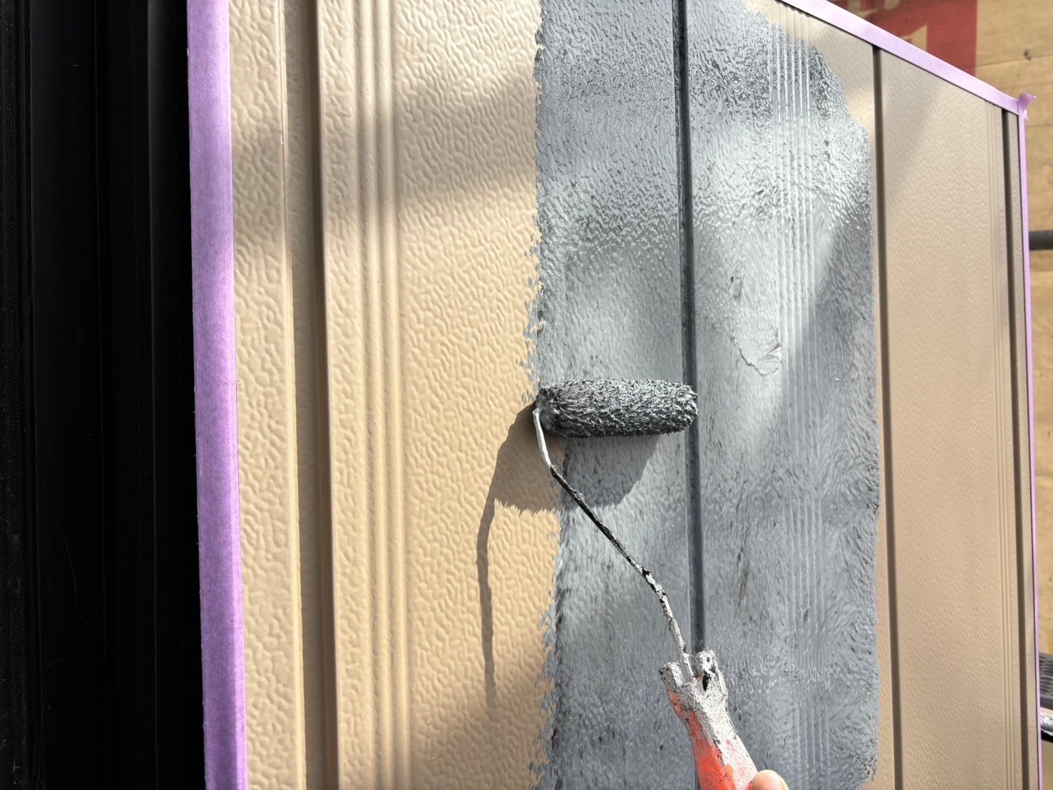 鈴鹿市の外壁塗り替え作業、雨戸下塗り塗装状況