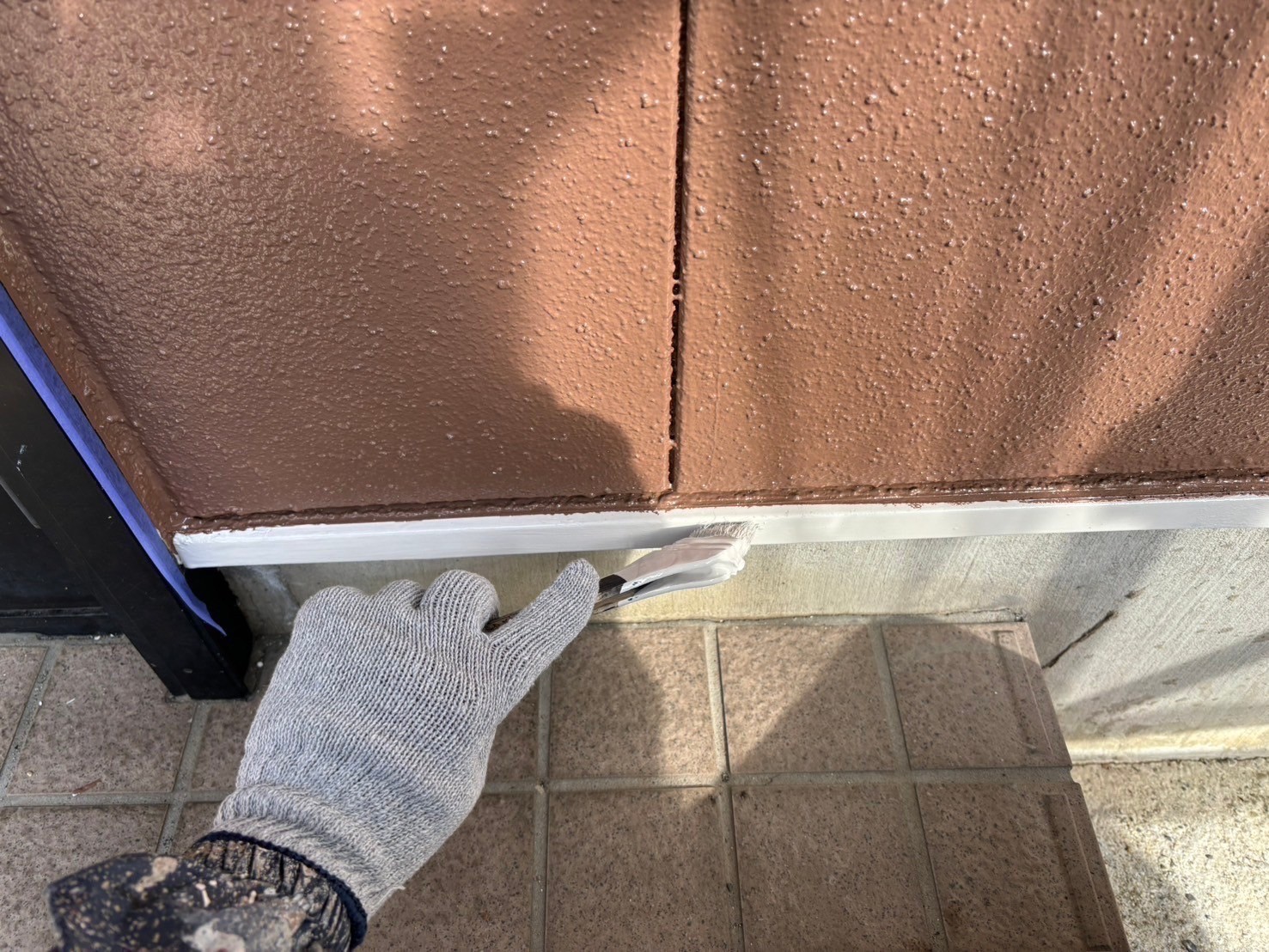 鈴鹿市の外壁塗り替え作業、水切り上塗り塗装状況