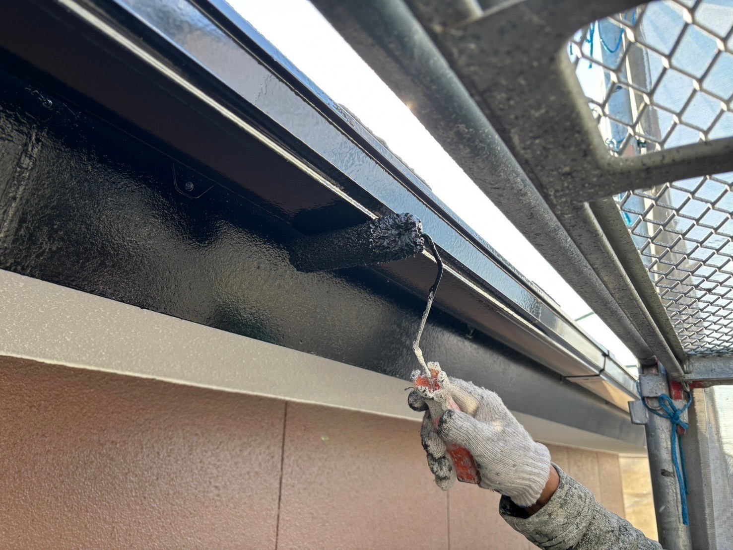 鈴鹿市の外壁塗り替え作業、雨樋上塗り塗装状況