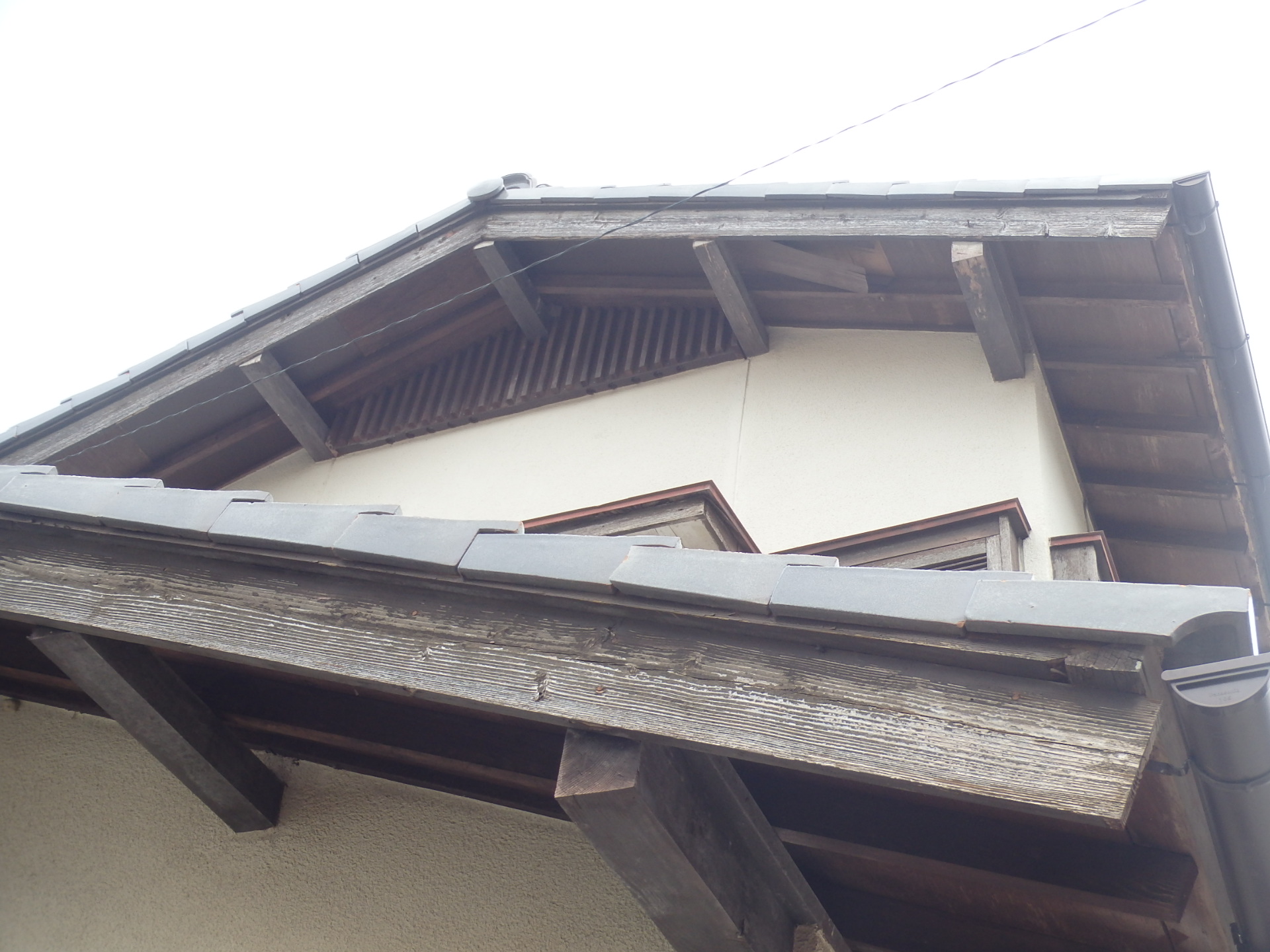 四日市市川島町の古民家瓦屋根、破風板劣化