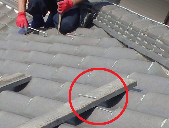 瓦屋根の上に板設置の止金具