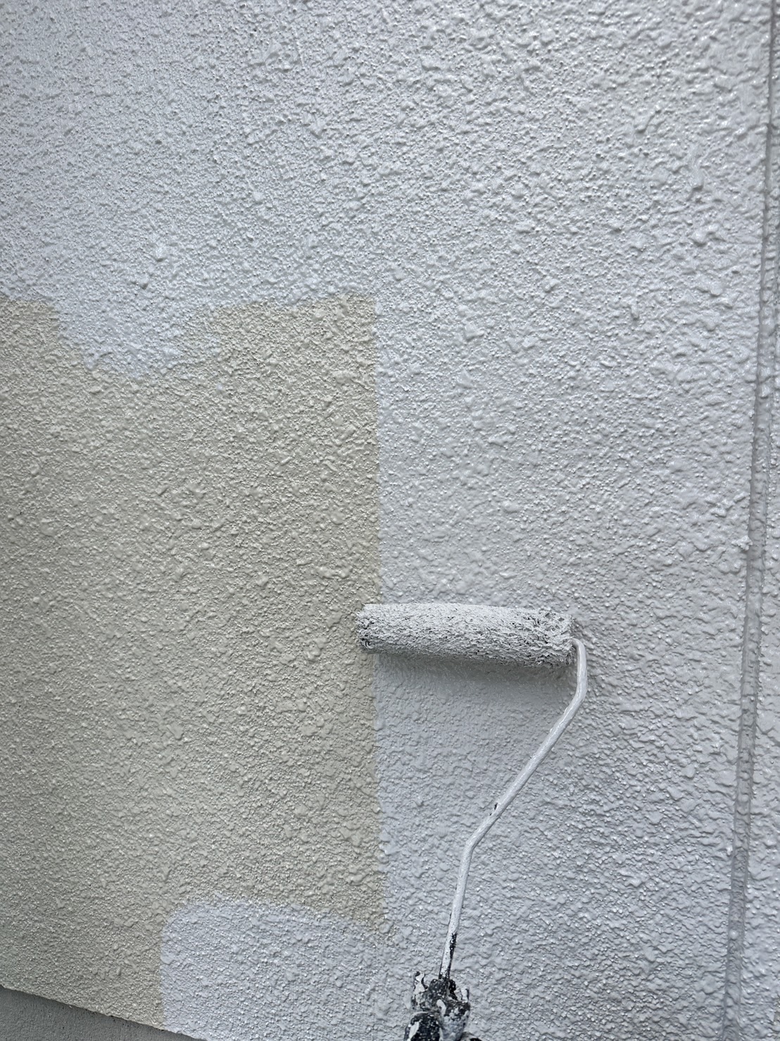 四日市市にて外壁塗り替え工事、外壁の中塗り塗装作業