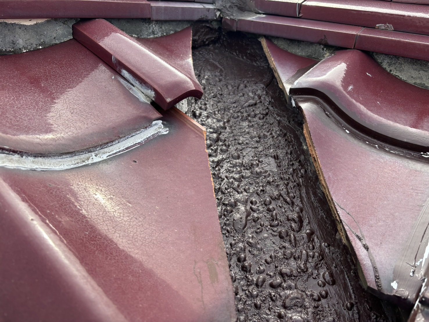 四日市市塩浜の瓦屋根、谷樋板金塗装劣化状態