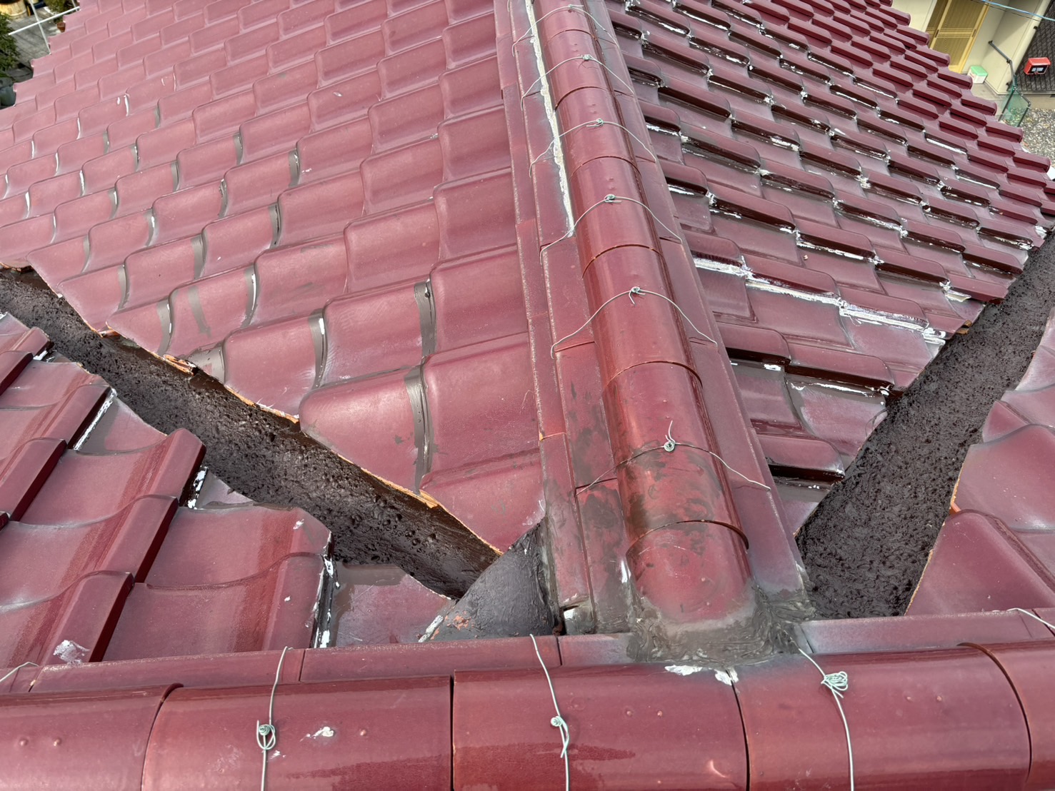 塩浜の瓦屋根、谷樋板金の塗装劣化