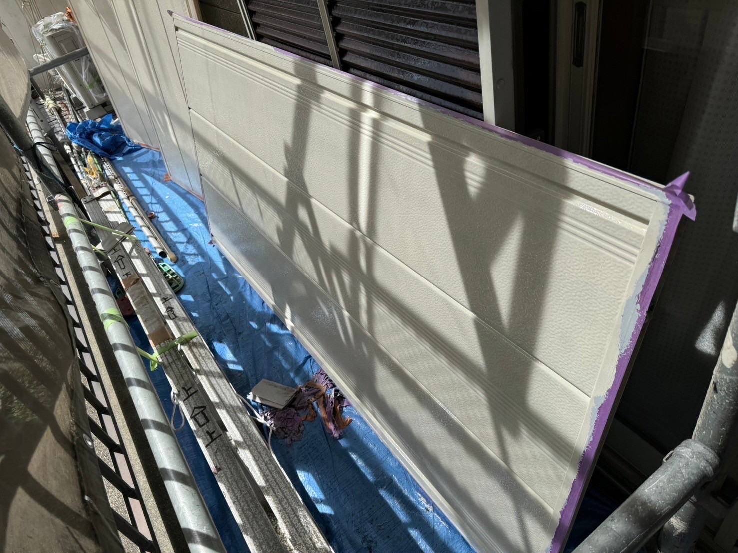 四日市市塩浜の住宅、雨戸の中塗り作業完了
