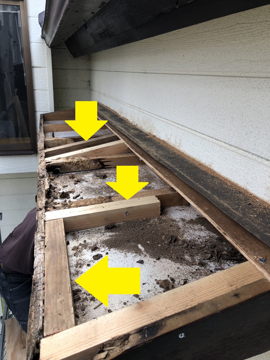 四日市市のお宅、二階庇屋根の修理垂木の補強「鼻隠し部分」