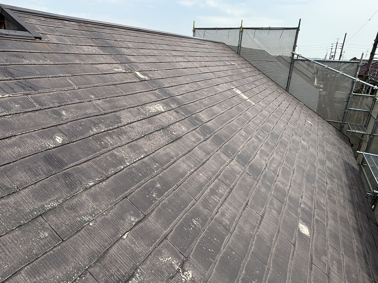 スレート屋根材の塗膜が薄くなった状態！