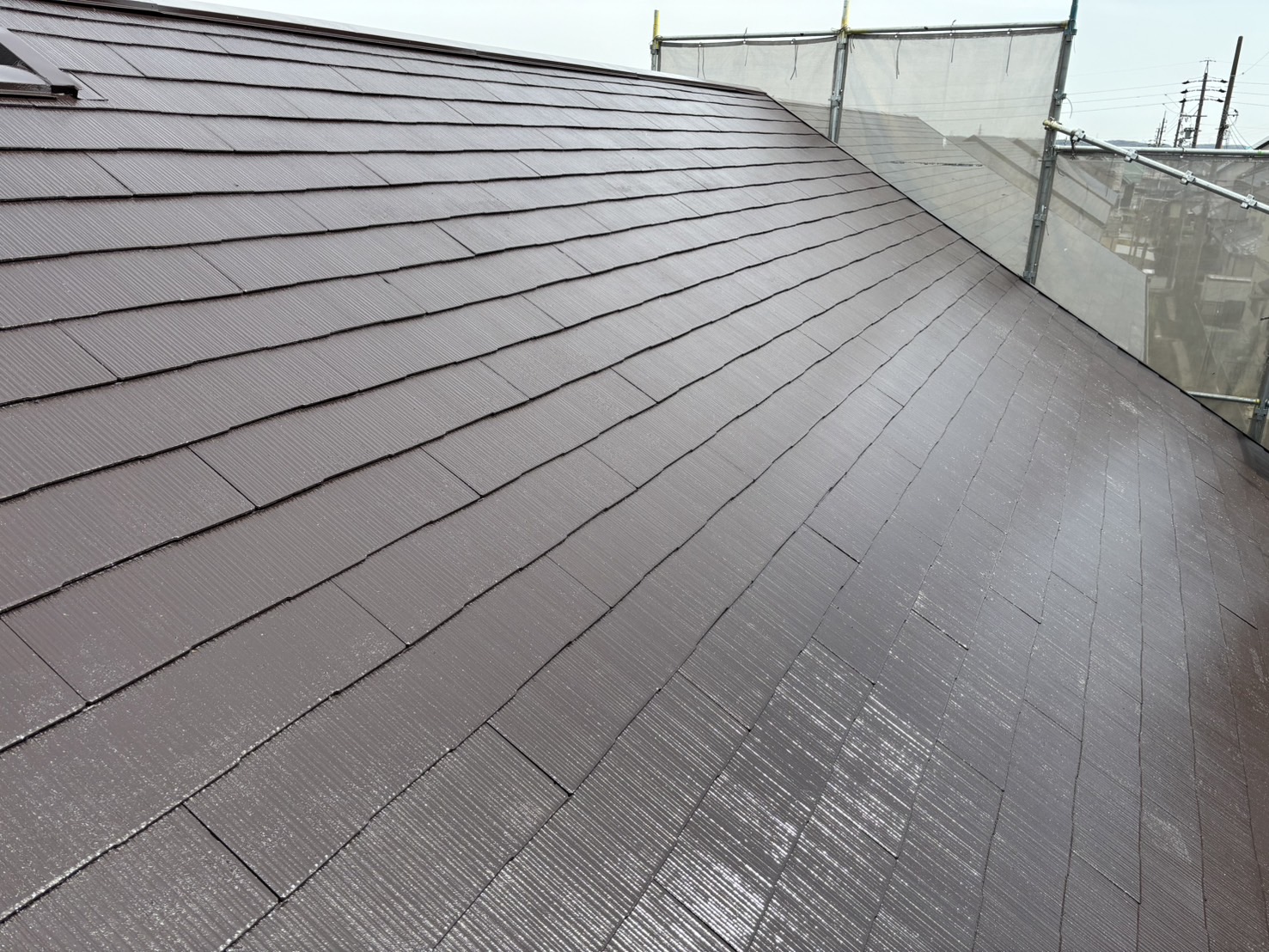 スレート屋根材の塗膜が薄くなり屋根塗替えを行い完成したスレート屋根
