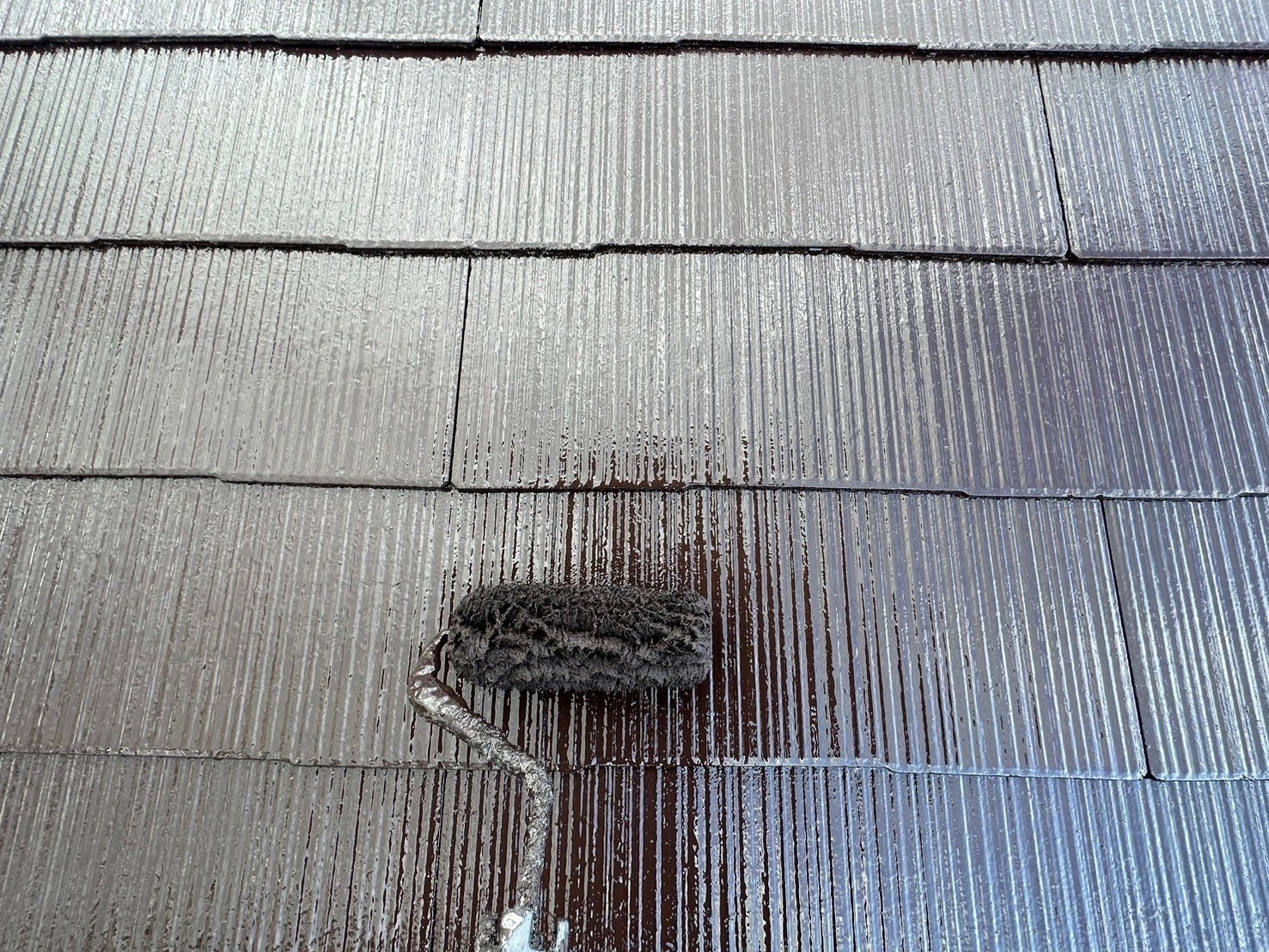 桜花台のカラーベスト屋根塗装、３回目の上塗り作業