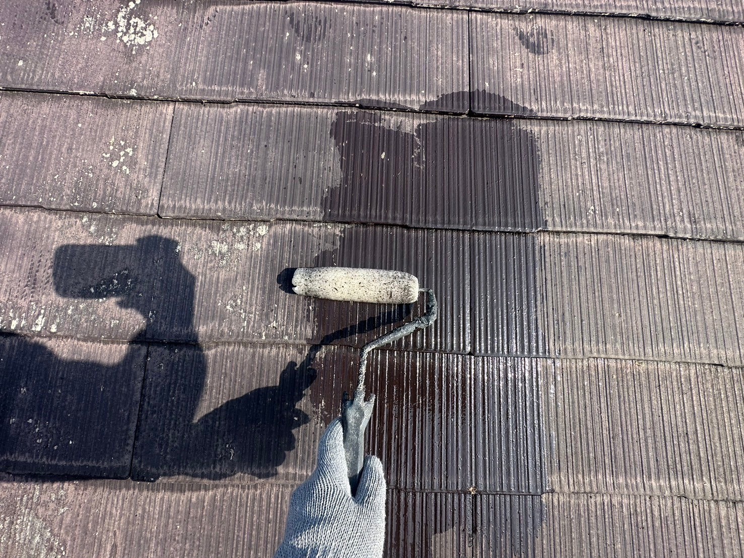 桜花台のカラーベスト屋根塗装、一回目の下塗り作業