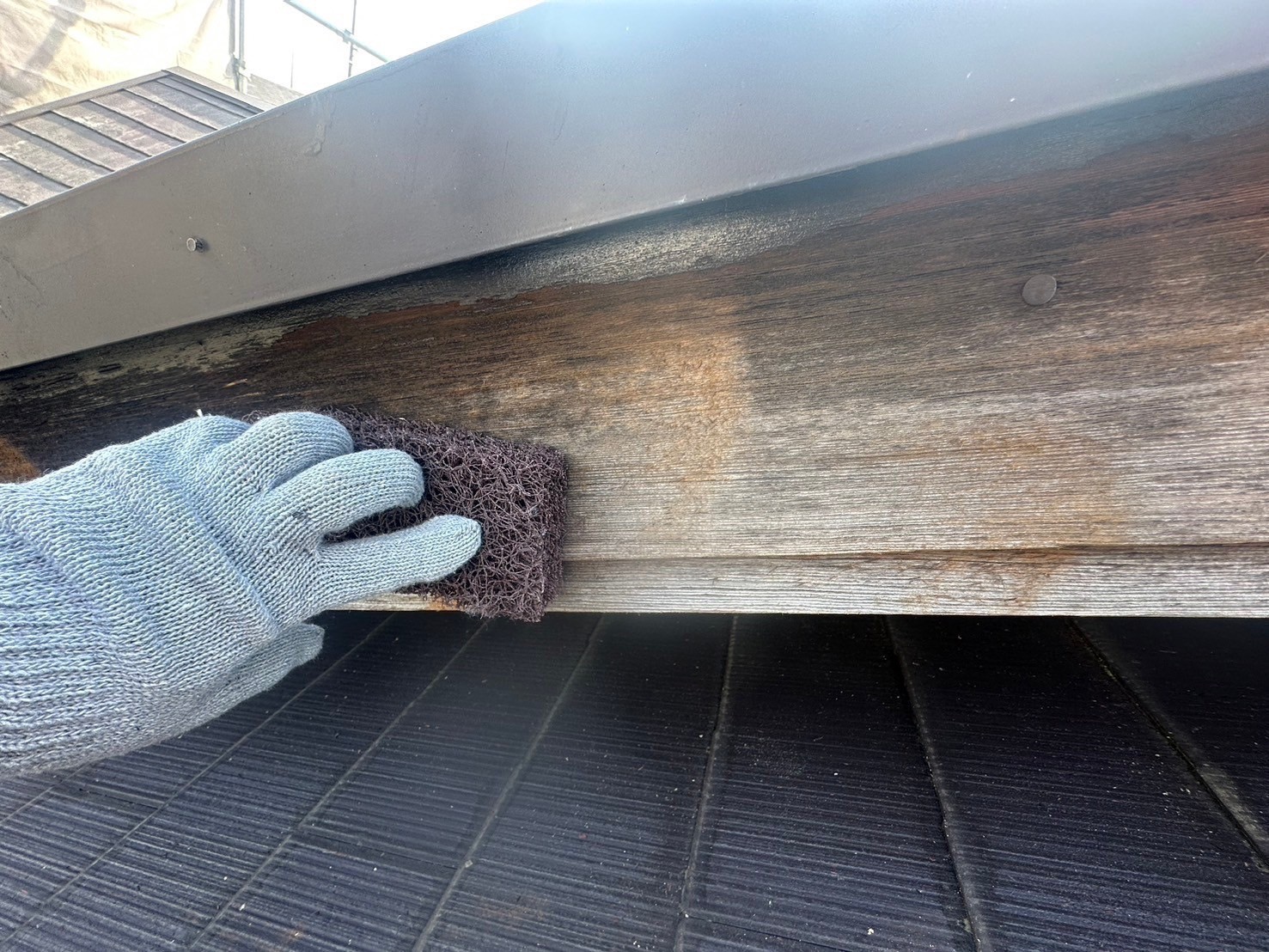 桜花台のカラーベスト屋根塗装、付帯部「破風板」のケレン作業