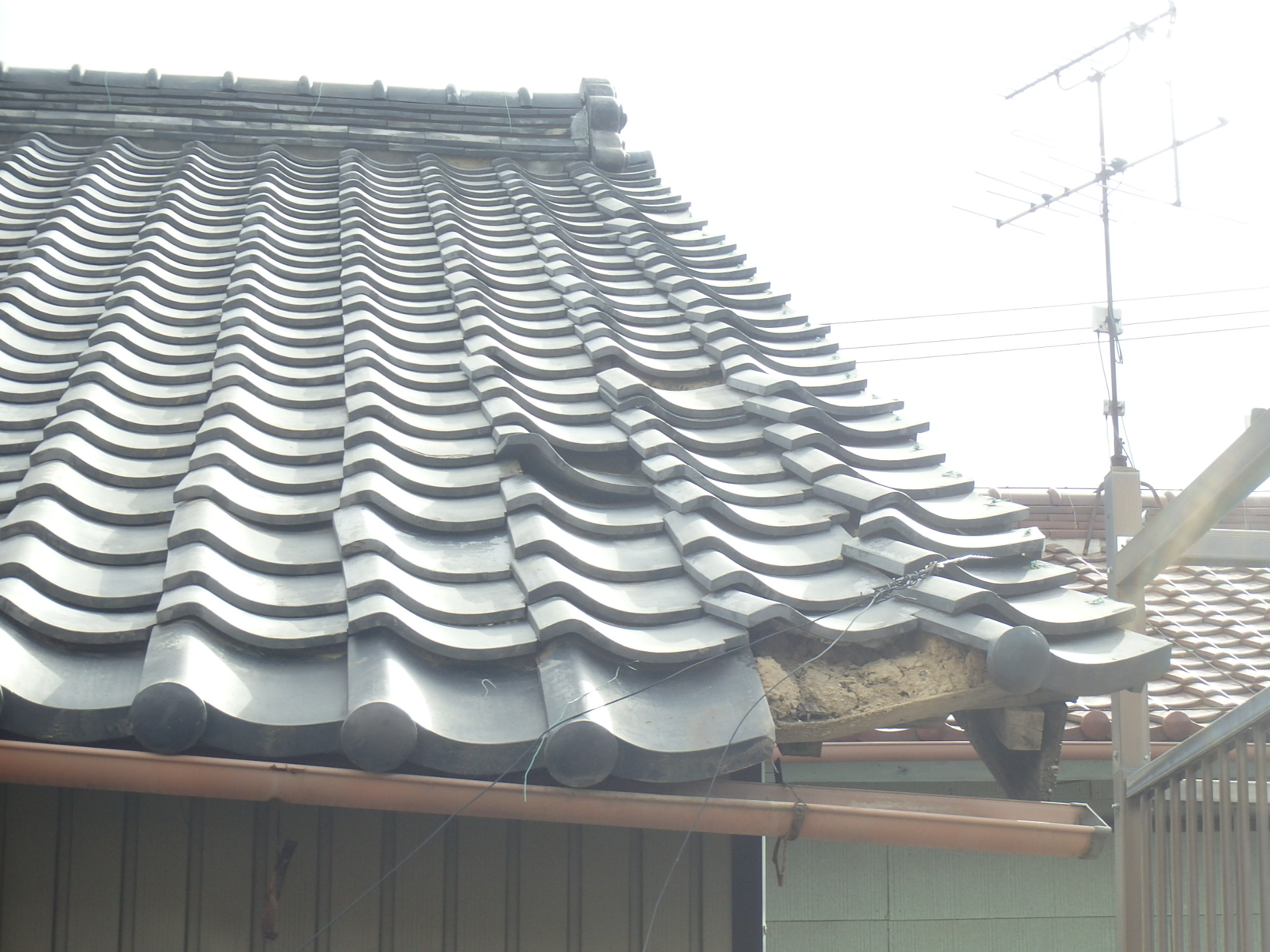 桑名市の瓦屋根、瓦の寿命を迎え一部崩れた瓦屋根