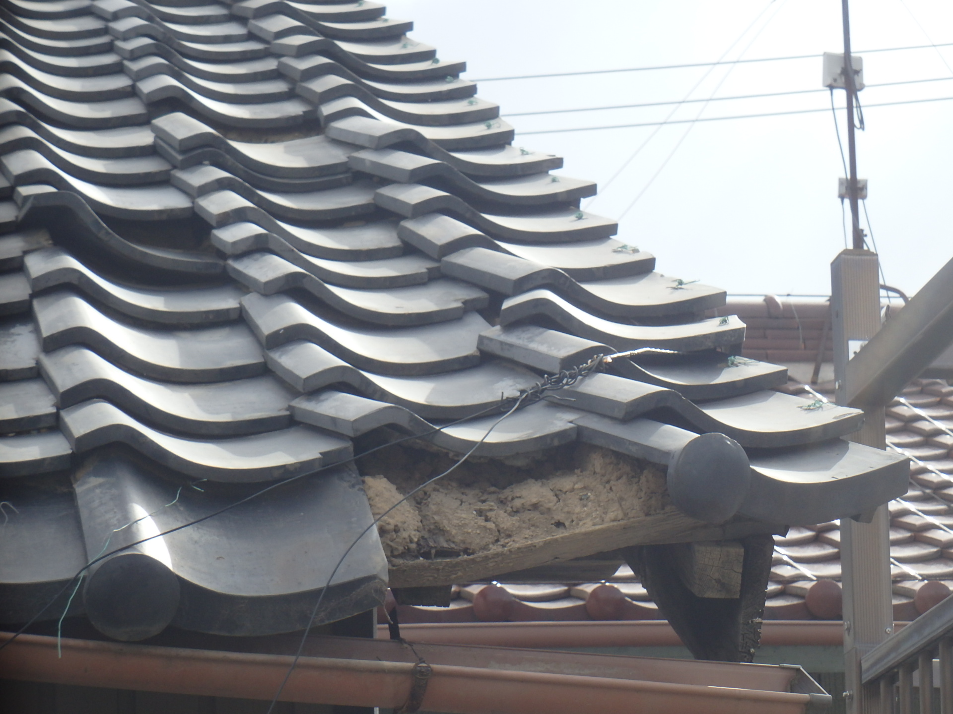 桑名市の瓦屋根、瓦の寿命を迎え一部崩れた瓦屋根拡大