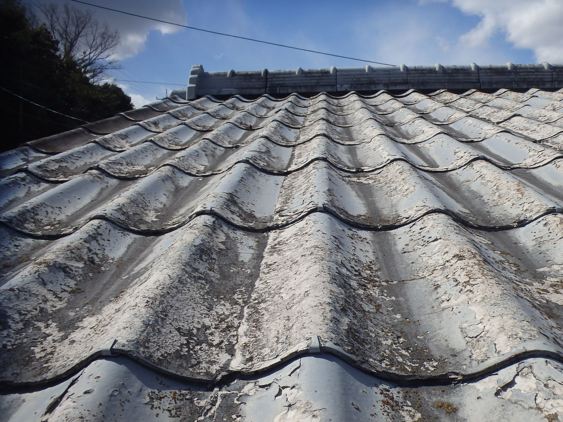 亀山市のセキスイハウスで屋根材かわらUの表面剥離現象