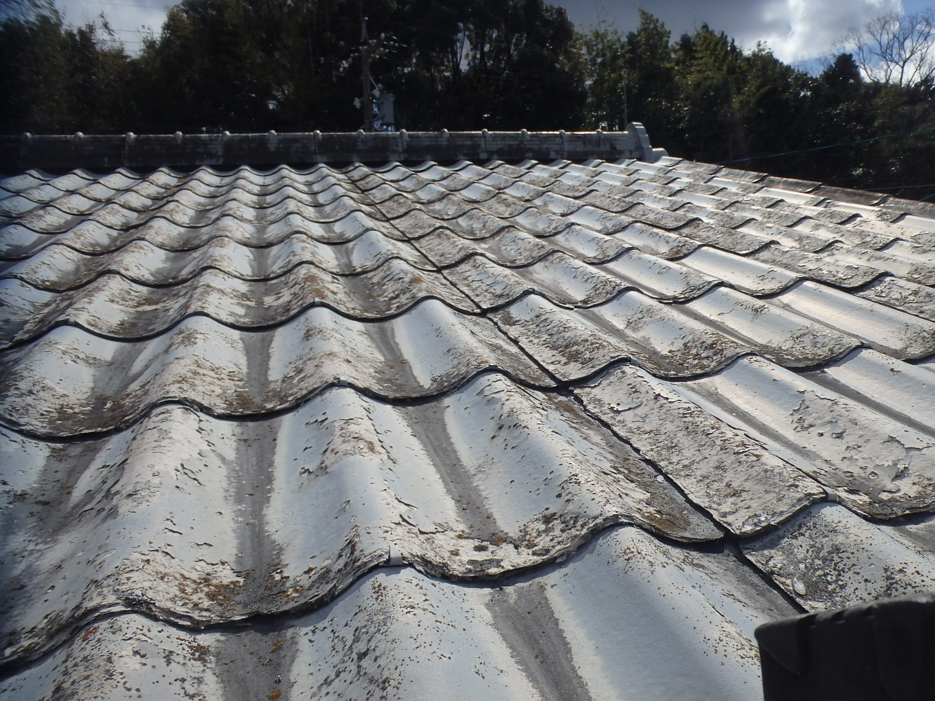 亀山市のセキスイハウスで屋根材かわらUの表面剥離した屋根材