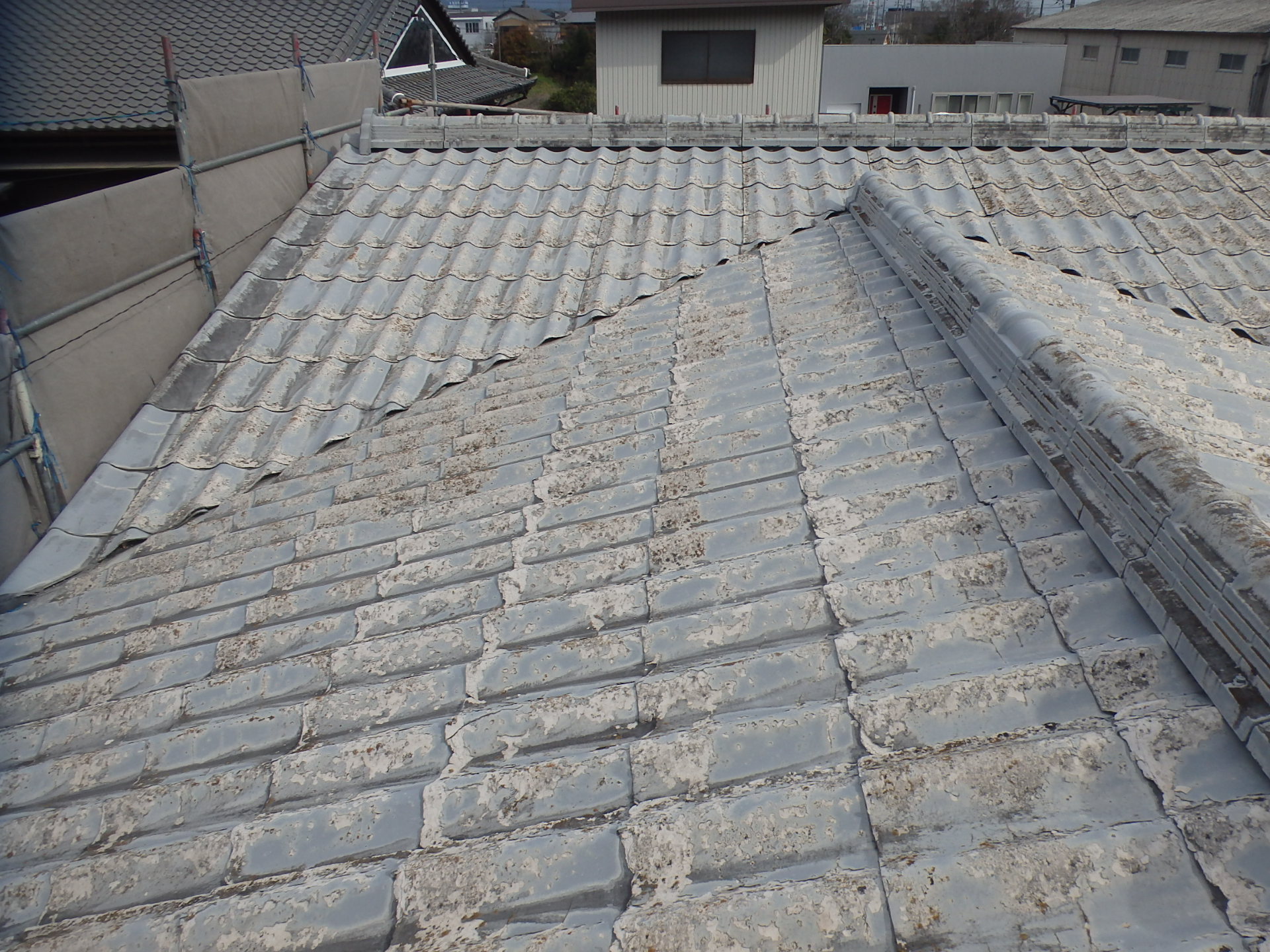 亀山市の平屋セキスイかわらUの屋根材劣化状況