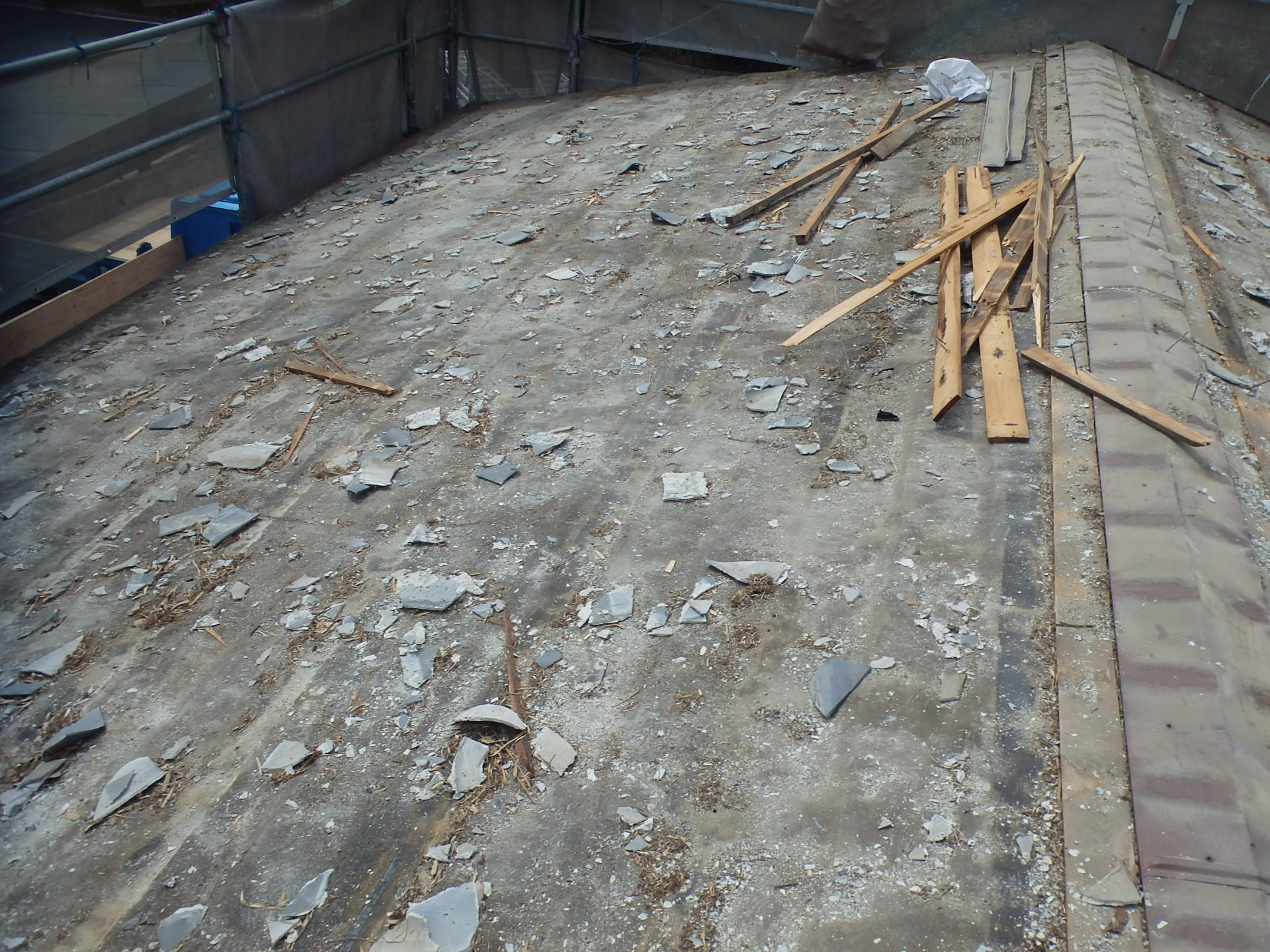 亀山市のセキスイハウス、かわらU屋根材の撤去完了
