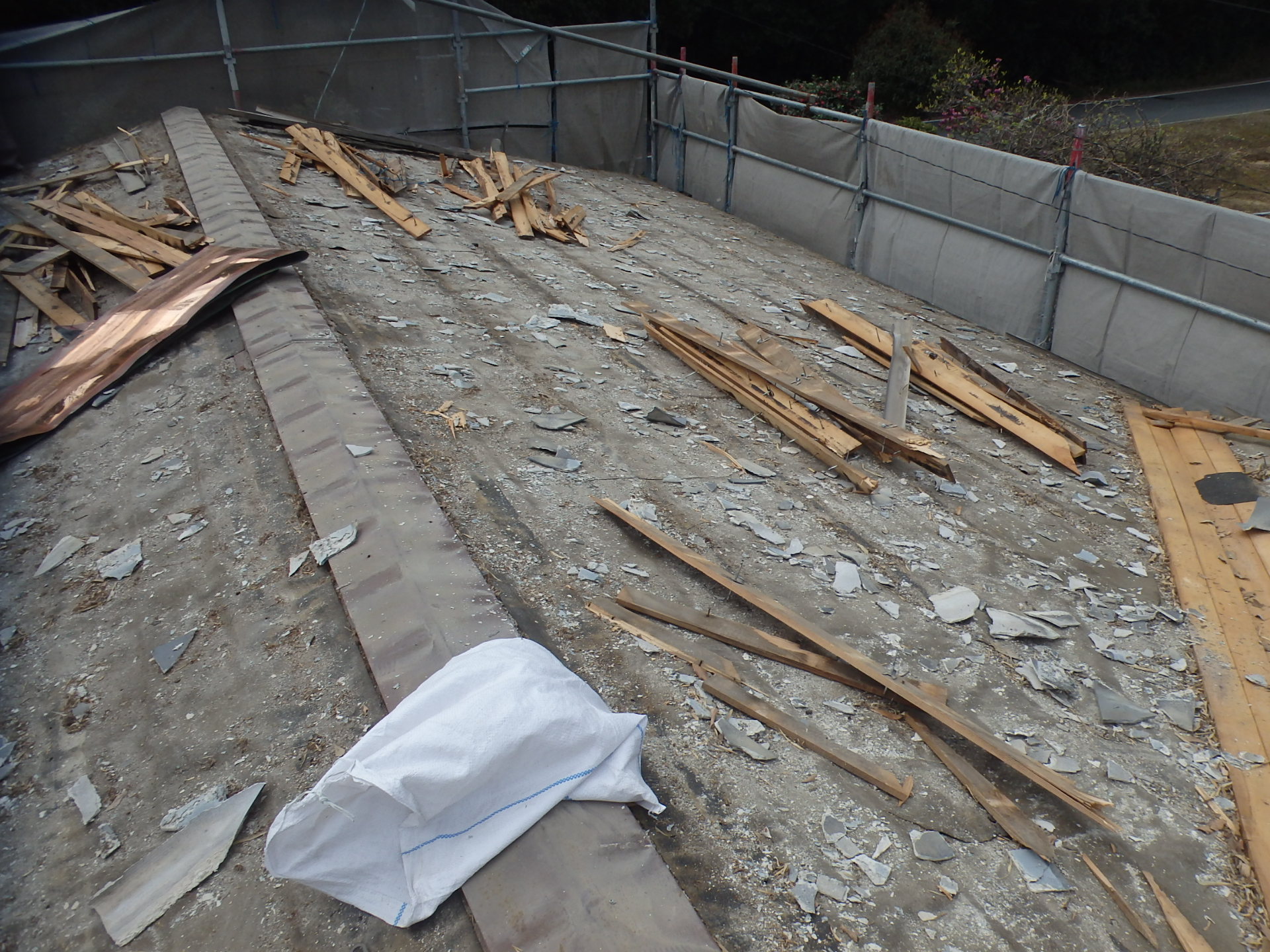 亀山市のセキスイハウス、屋根葺き替えで桟木の撤去完了