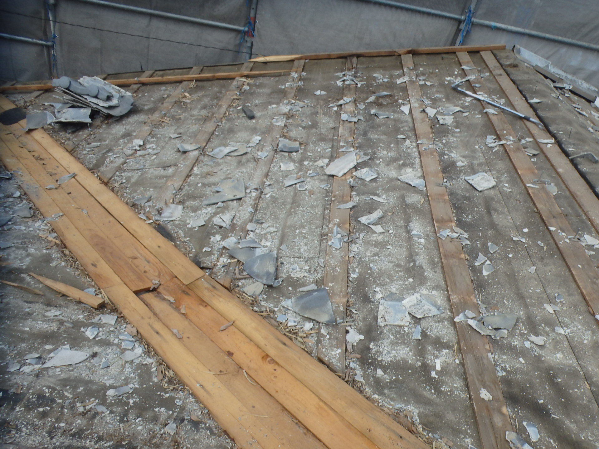 亀山市セキスイハウスのかわらUの撤去作業、谷樋板金貫板の撤去完了