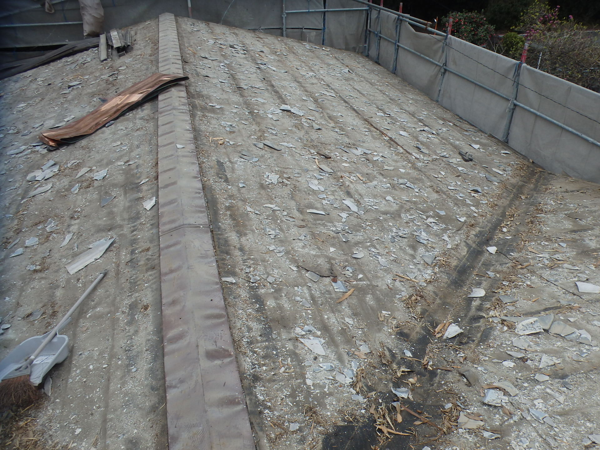 亀山市セキスイハウスのかわらUの撤去作業、右側の谷樋板金の撤去完了