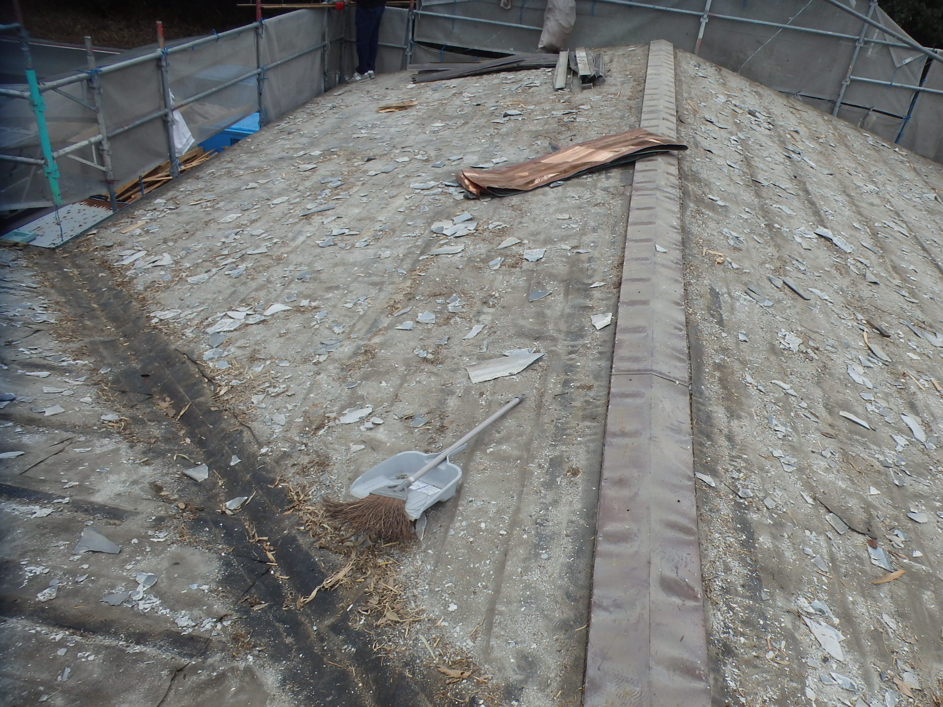 亀山市セキスイハウスのかわらUの撤去作業、左側の谷樋板金の撤去完了